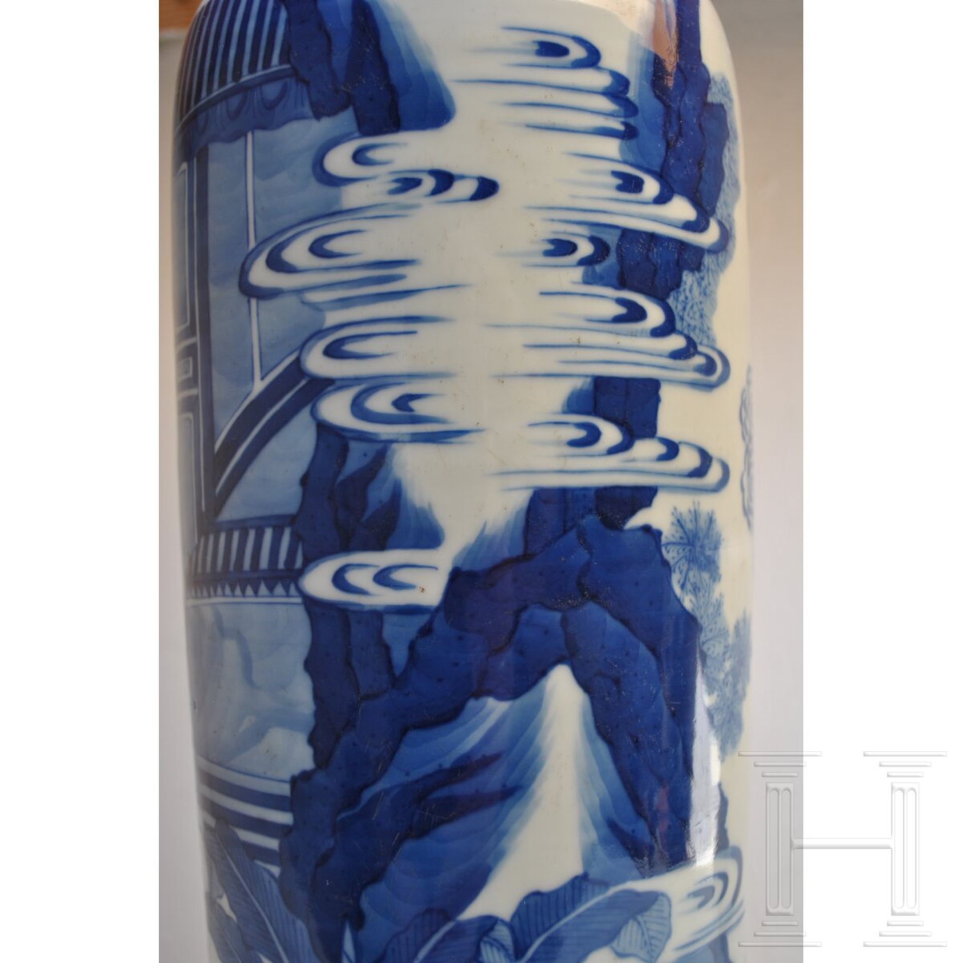 Große blaue-weiße Vase mit Soldatenszene, China, wohl Kangxi-Periode (18. Jhdt.) - Bild 11 aus 20