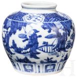 Blau-weiße Vase mit figürlicher Szene mit Wanli-Sechszeichenmarke, China, wahrscheinlich aus dieser