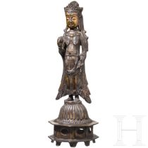 Vergoldete Bronzestatuette Avalokiteshvaras, Korea, Vereinigtes Silla (668 - 935)