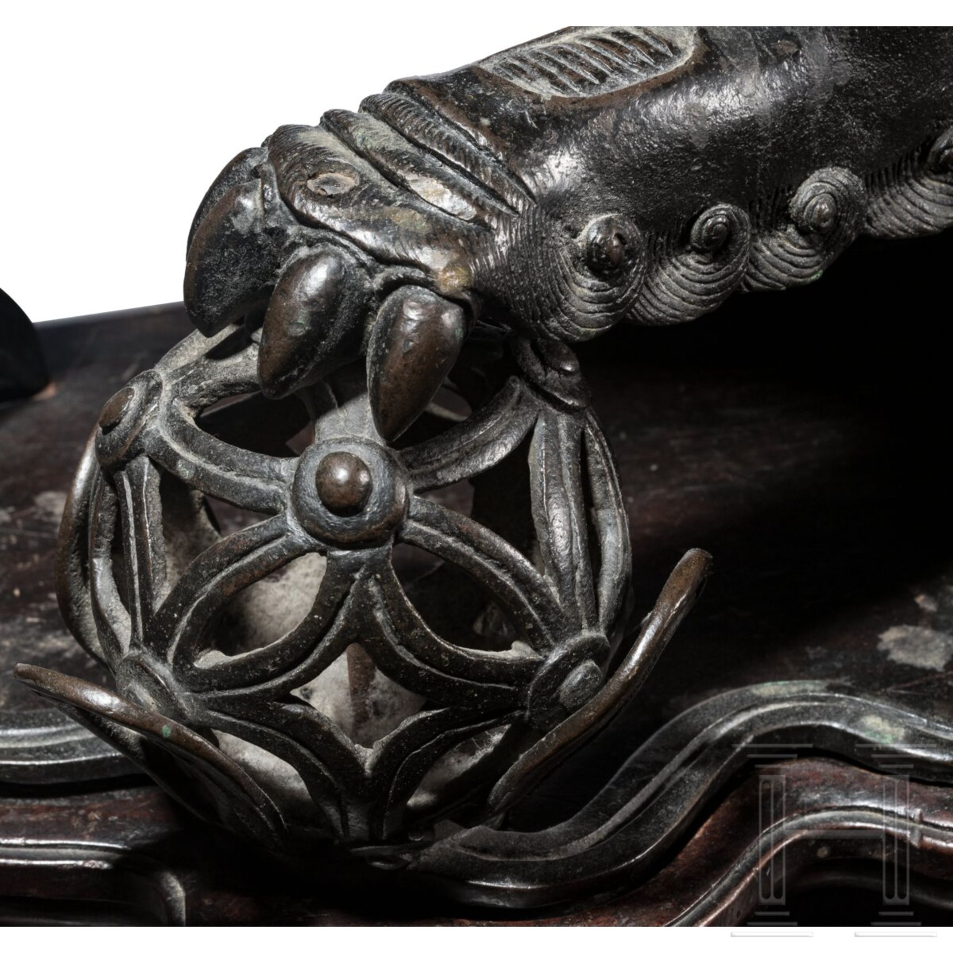 Massiver bronzener Weihrauchbrenner in Form eines Wächterlöwen, China, Qing-Dynastie, 18. Jhdt. - Bild 7 aus 7