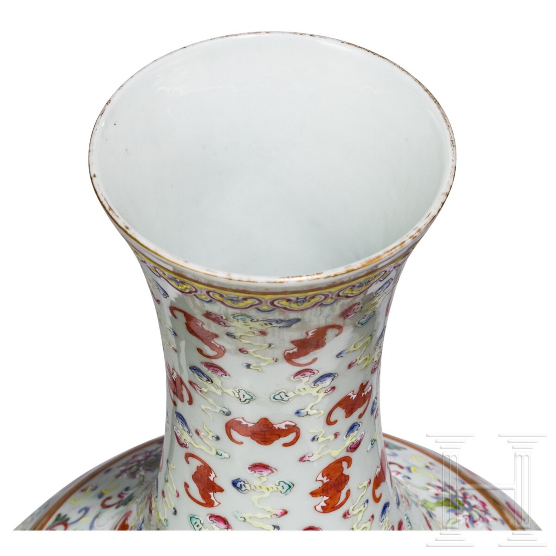 Große Famille-rose-Vase mit Fledermäusen und Guangxu-Sechszeichenmarke, China, wohl aus dieser Zeit - Image 4 of 12