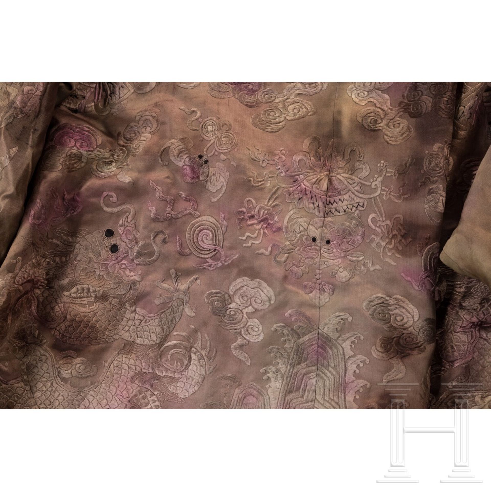 Aufwendig bestickte Damenrobe aus der kaiserlichen Familie, China, Ming-Dynastie oder später - Image 6 of 8