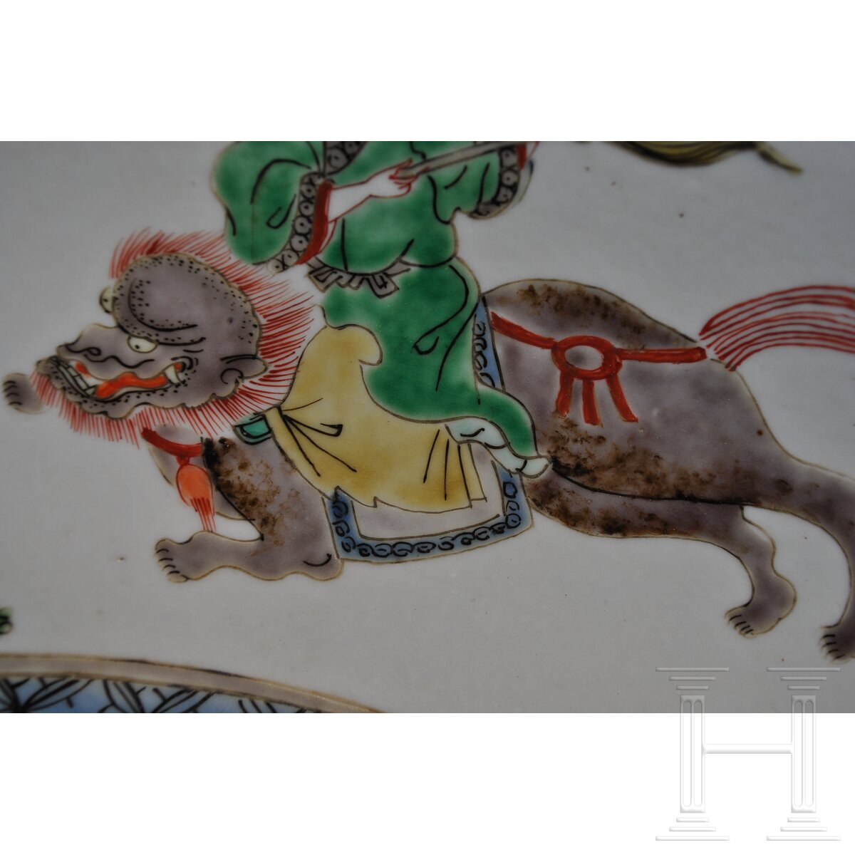 Zwei große Famille-verte-Teller mit figürlichem Dekor, China, wohl Kangxi-Periode (18. Jhdt.) - Image 20 of 41