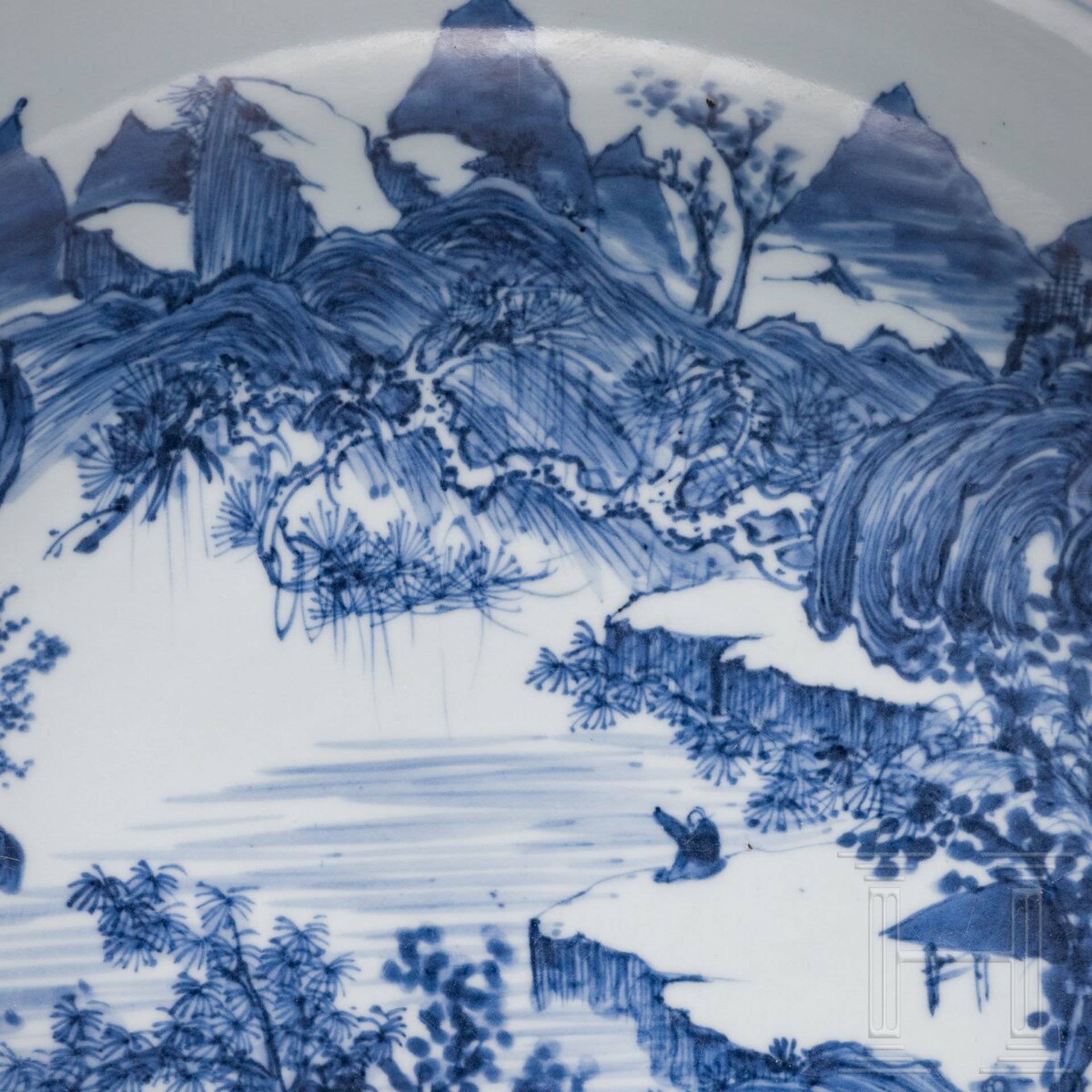 Große blau-weiße Schale mit Landschaftsszenerie, China, wohl Kangxi-Periode - Bild 4 aus 10