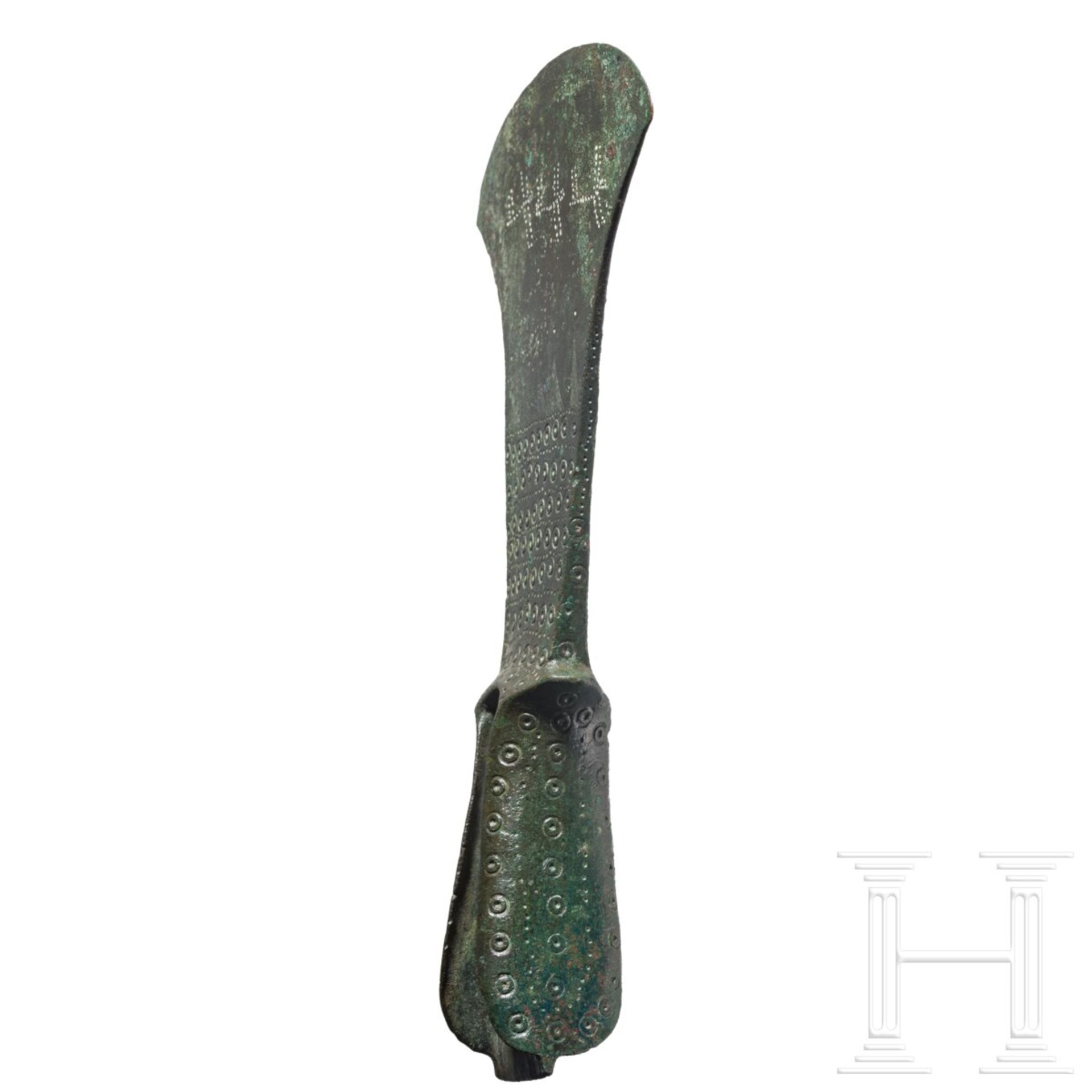 Bronzebeil für zeremonielle Zwecke, etruskisch, 2. Hälfte 8. - frühes 7. Jhdt. v. Chr. - Bild 6 aus 7