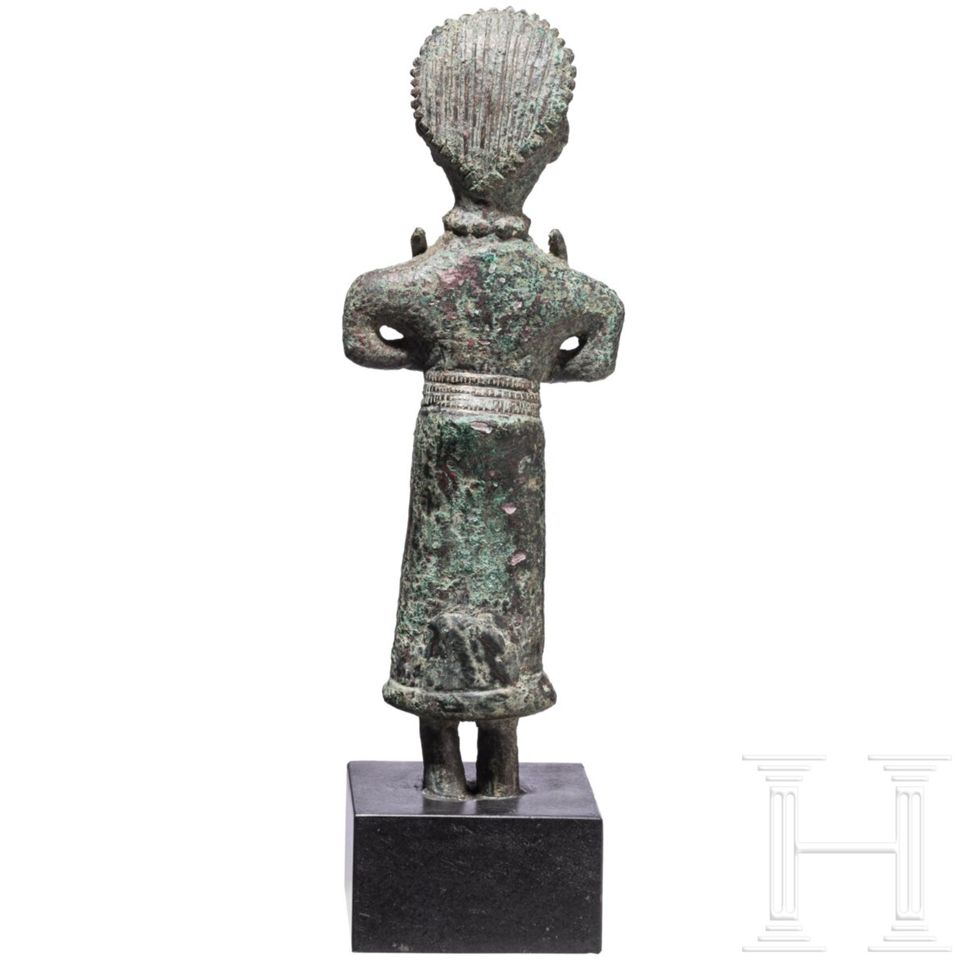 Bronzestatuette einer Frau mit Halbmond, neoelamitisch, 8. - 7. Jhdt. v. Chr. - Bild 3 aus 7