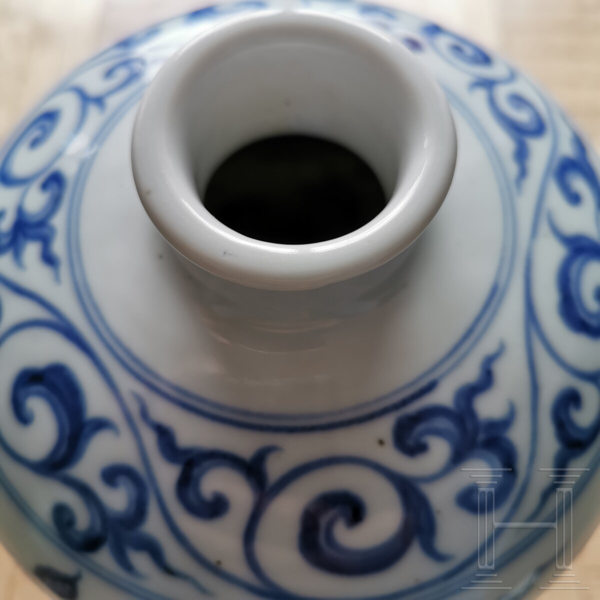 Blau-weiße Meiping-Vase im Ming-Stil, China, wahrscheinlich 19./20. Jhdt. - Image 15 of 16