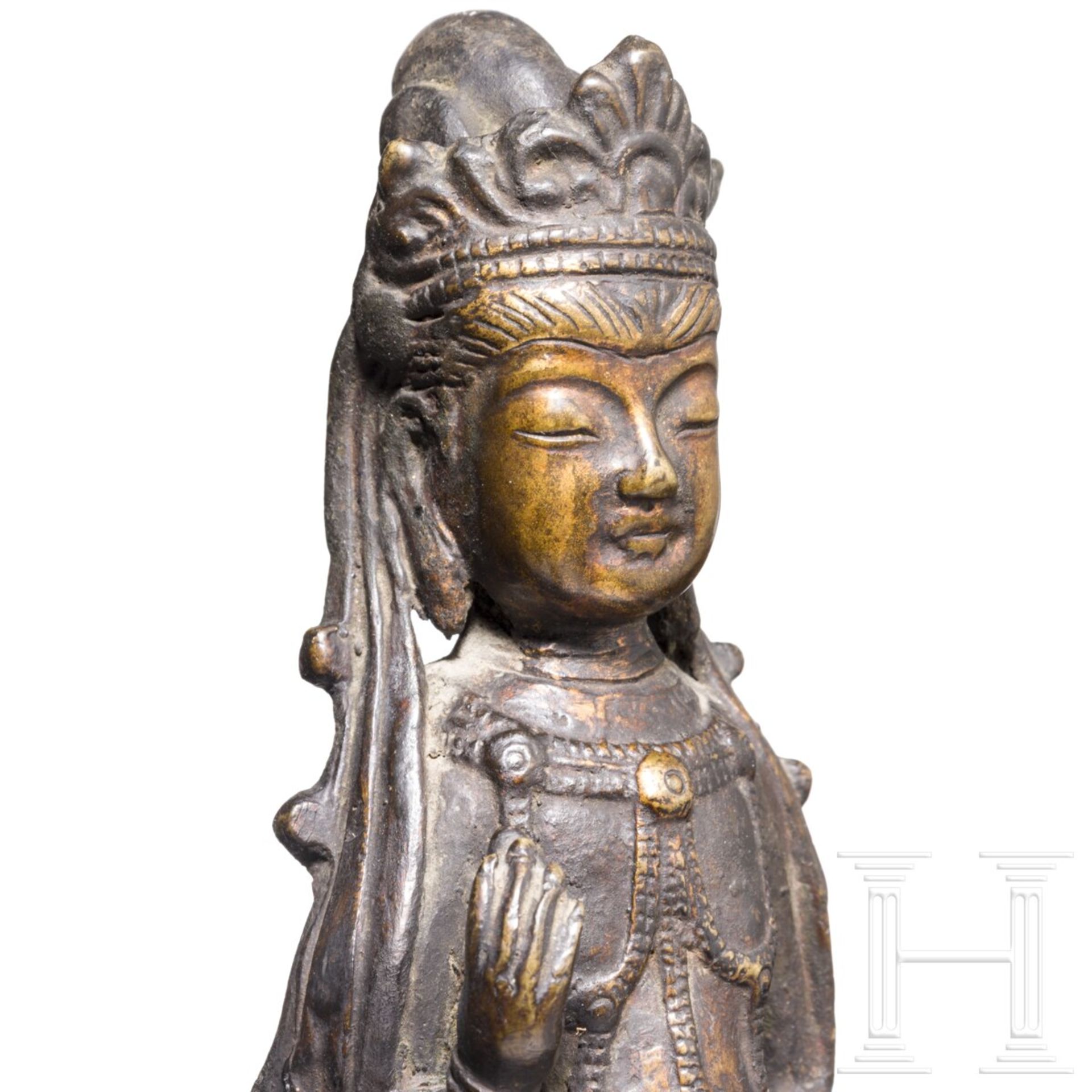 Vergoldete Bronzestatuette Avalokiteshvaras, Korea, Vereinigtes Silla (668 - 935) - Bild 3 aus 4