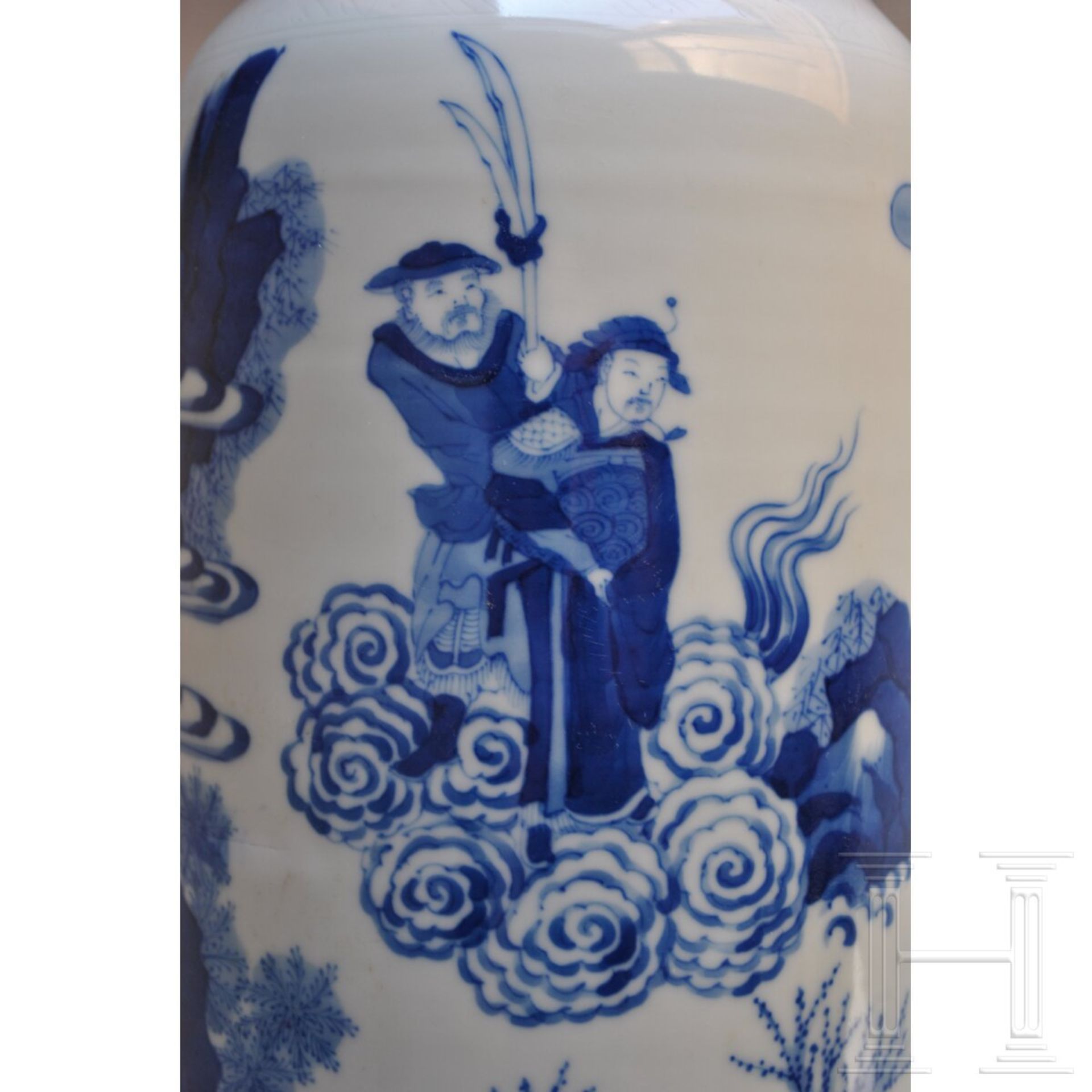 Große blaue-weiße Vase mit Soldatenszene, China, wohl Kangxi-Periode (18. Jhdt.) - Bild 13 aus 20