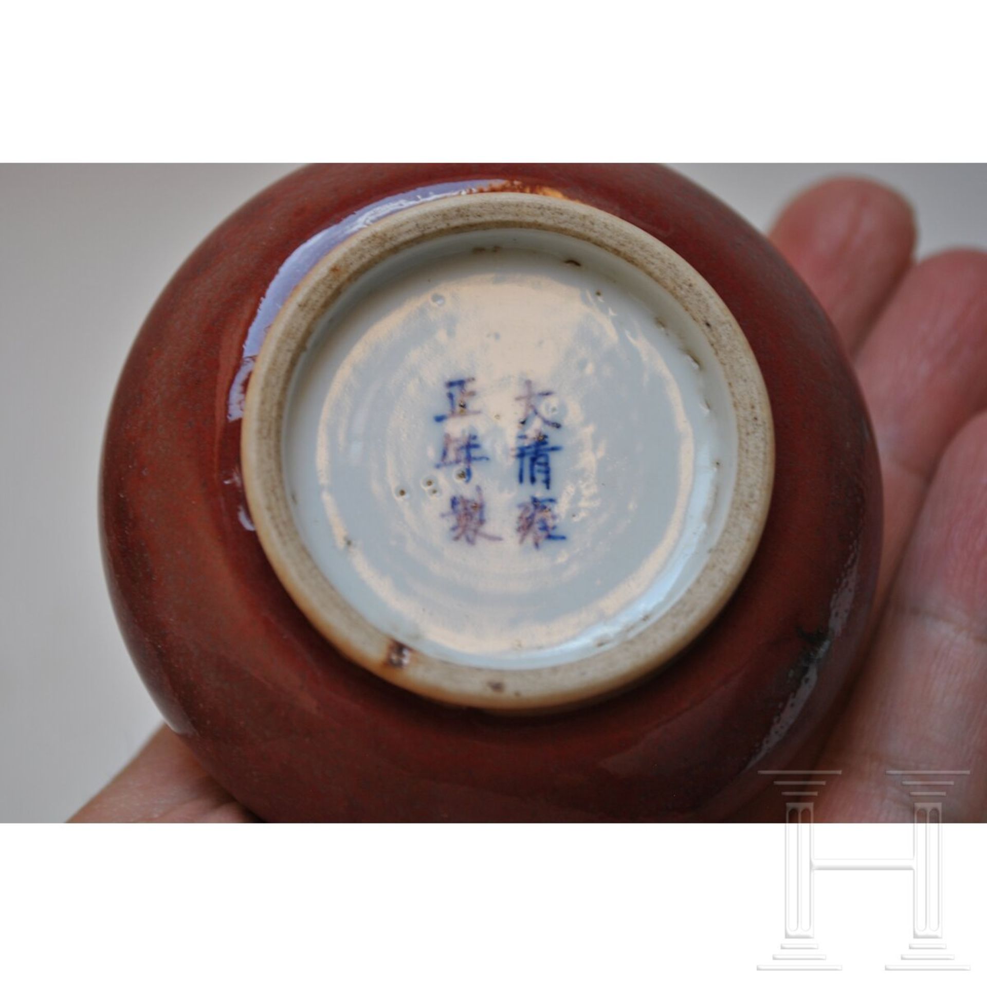 Kleine kupferrot glasierte Vase mit unterglasurblauer Yongzheng-Sechszeichenmarke, 18./19. Jhdt. - Bild 6 aus 16