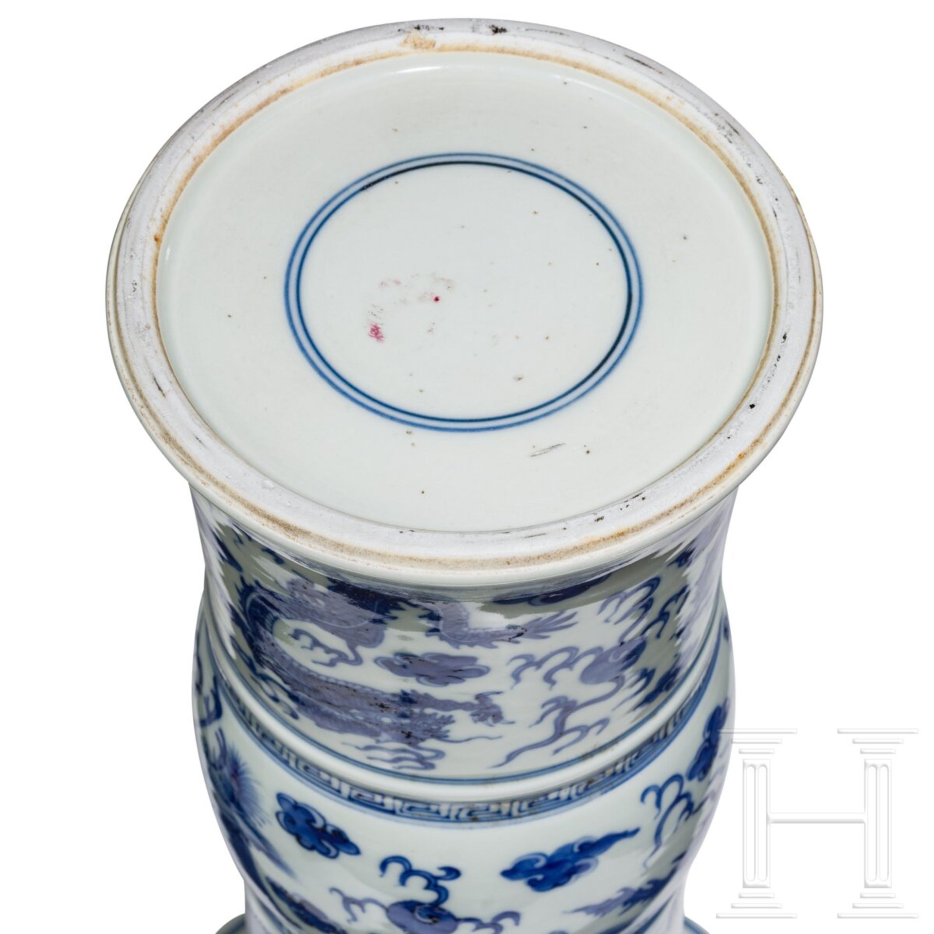 Große blau-weiße Gu-Vase mit Phönixen und Drachen, China, wohl Kangxi-Periode (Anfang 18. Jhdt.) - Bild 5 aus 9