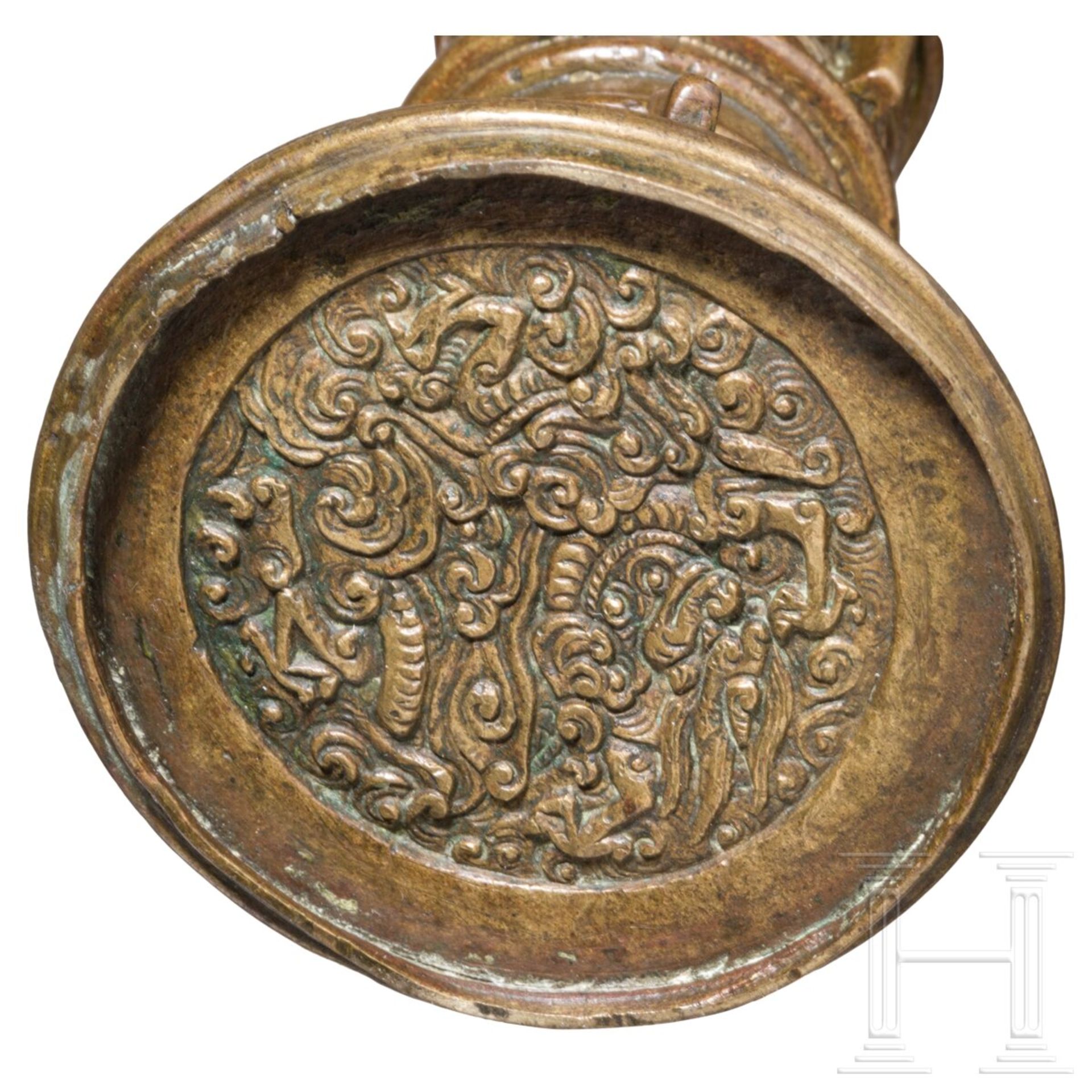 Archaische Gu-Vase aus vergoldeter Bronze, China, Ming-Dynastie, 15./16. Jhdt. - Bild 3 aus 4