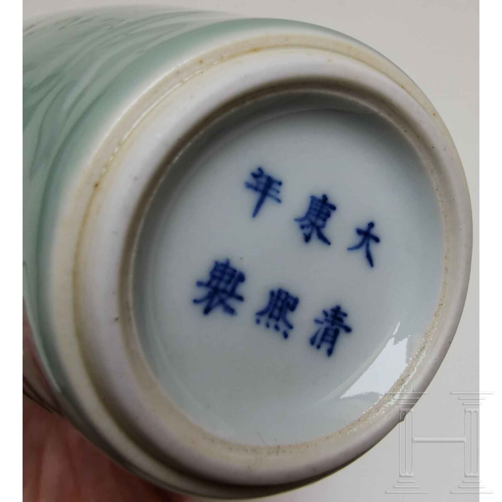 Kleine Seladon-Vase, China, wahrscheinlich 19./20. Jhdt.  - Bild 12 aus 15