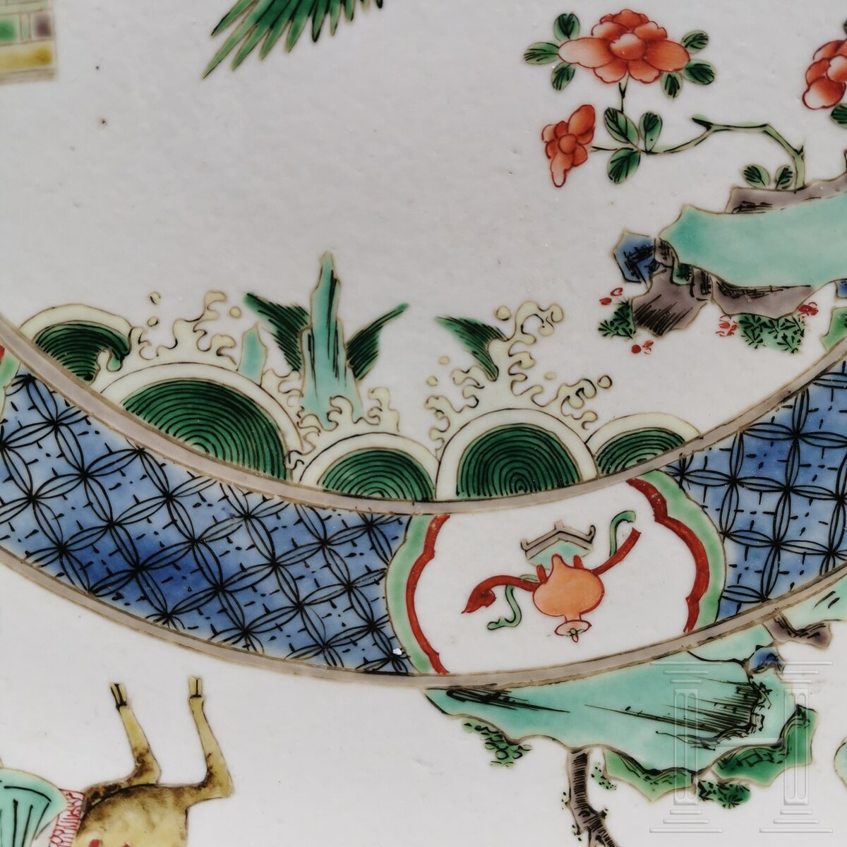 Zwei große Famille-verte-Teller mit figürlichem Dekor, China, wohl Kangxi-Periode (18. Jhdt.) - Image 35 of 41