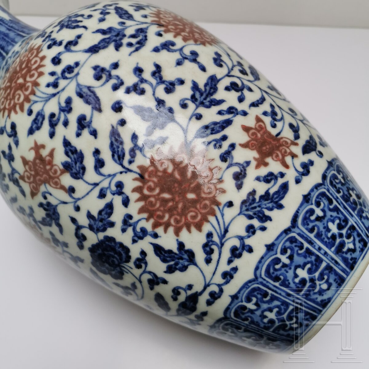 Große blau-weiße Vase mit kupferroten Lotusblüten, China, wohl Qianglong-Periode - Image 14 of 16
