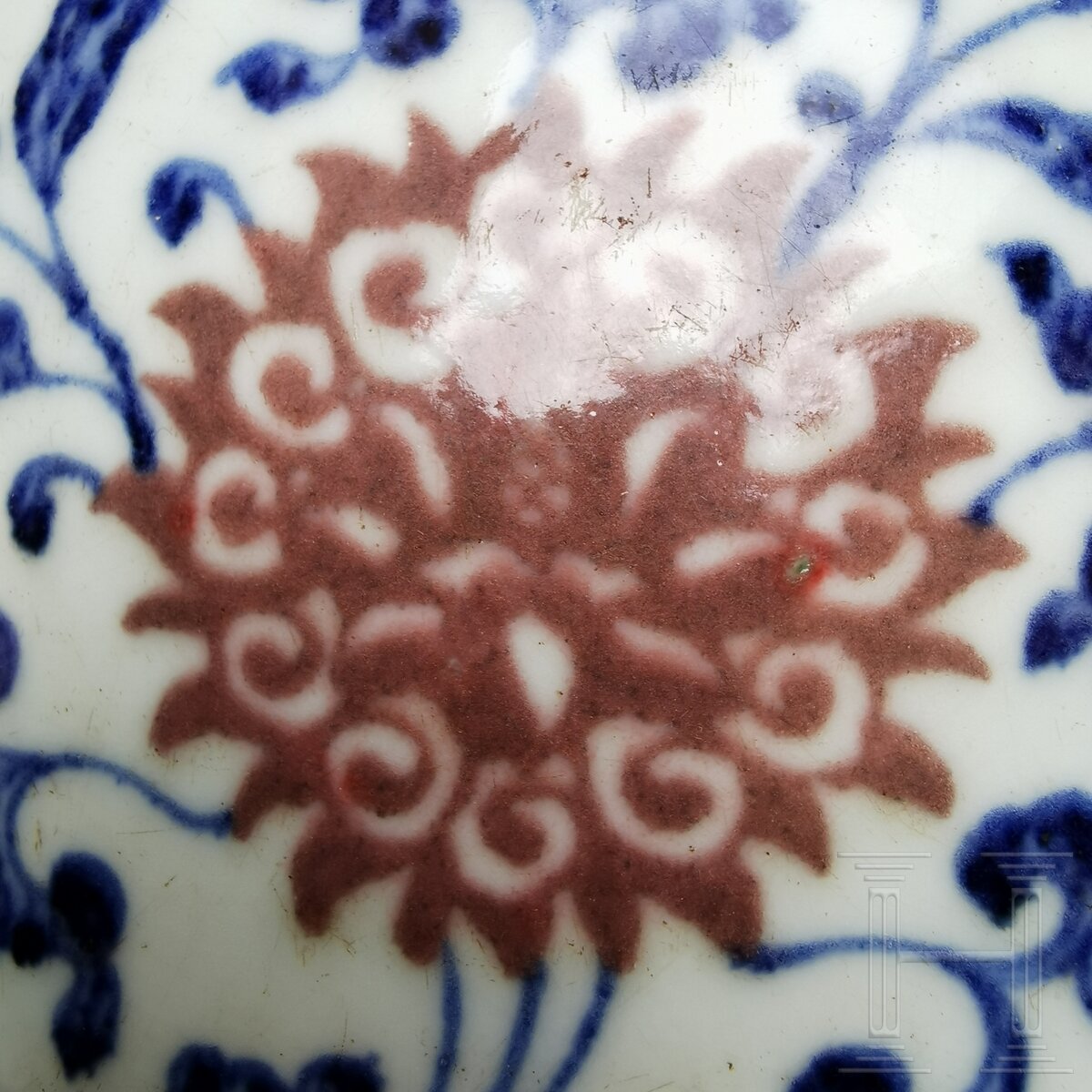 Große blau-weiße Vase mit kupferroten Lotusblüten, China, wohl Qianglong-Periode - Image 8 of 16