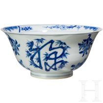 Blau-weiße Schale mit dem Symbol für Langlebigkeit "Shou", China, wohl Kangxi-Periode