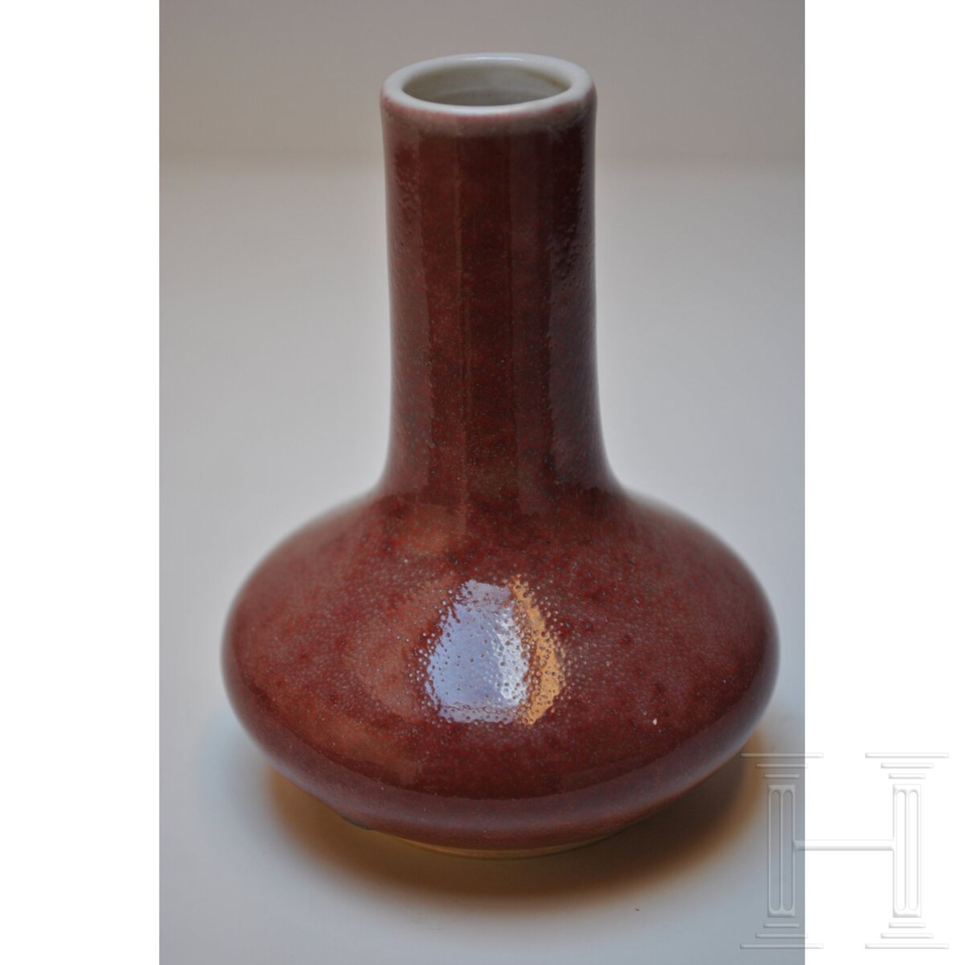 Kleine kupferrot glasierte Vase mit unterglasurblauer Yongzheng-Sechszeichenmarke, 18./19. Jhdt. - Bild 8 aus 16