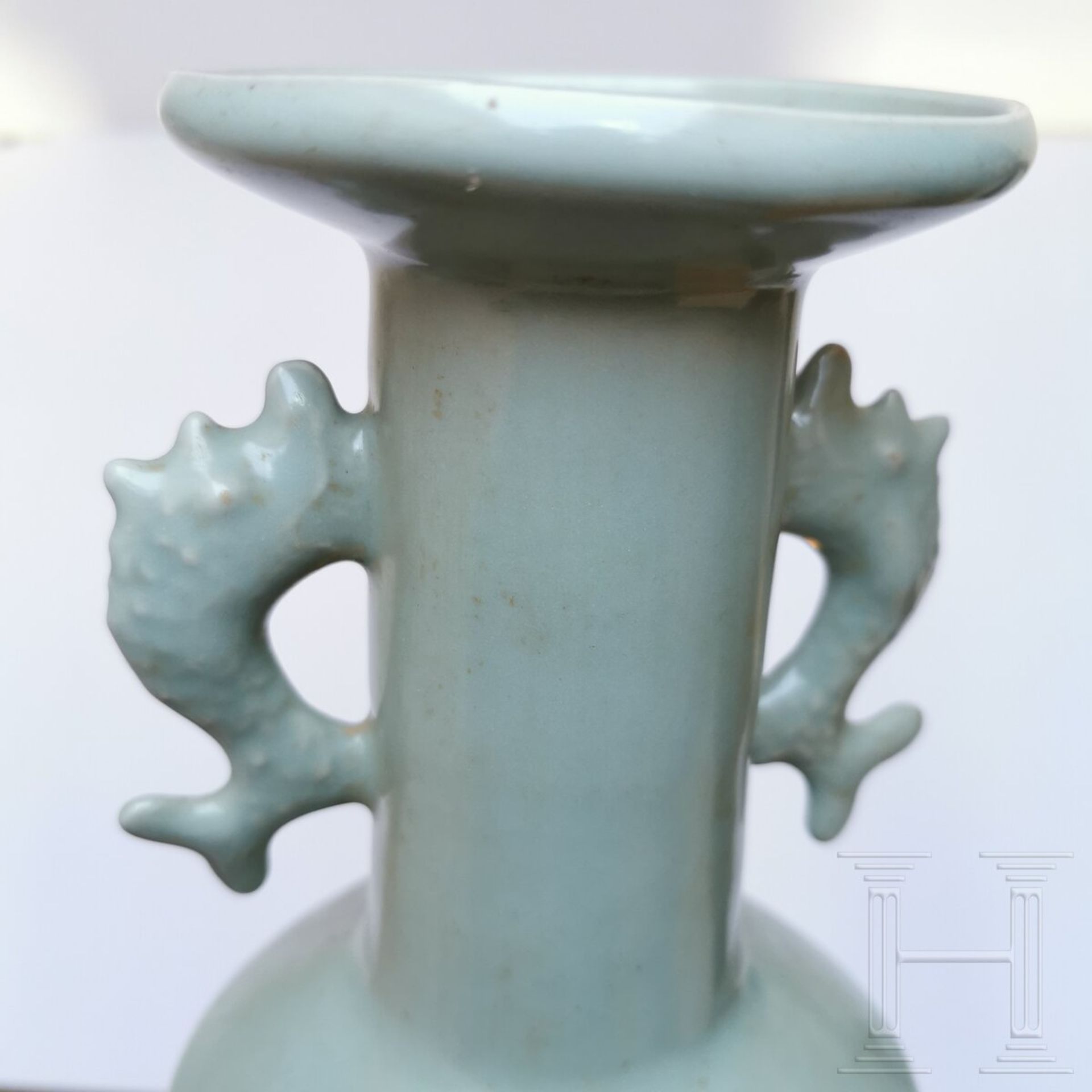 Longquan-Seladon-Mallet-Vase "Kinuta", China, wohl südliche Song-Dynastie - Bild 9 aus 15