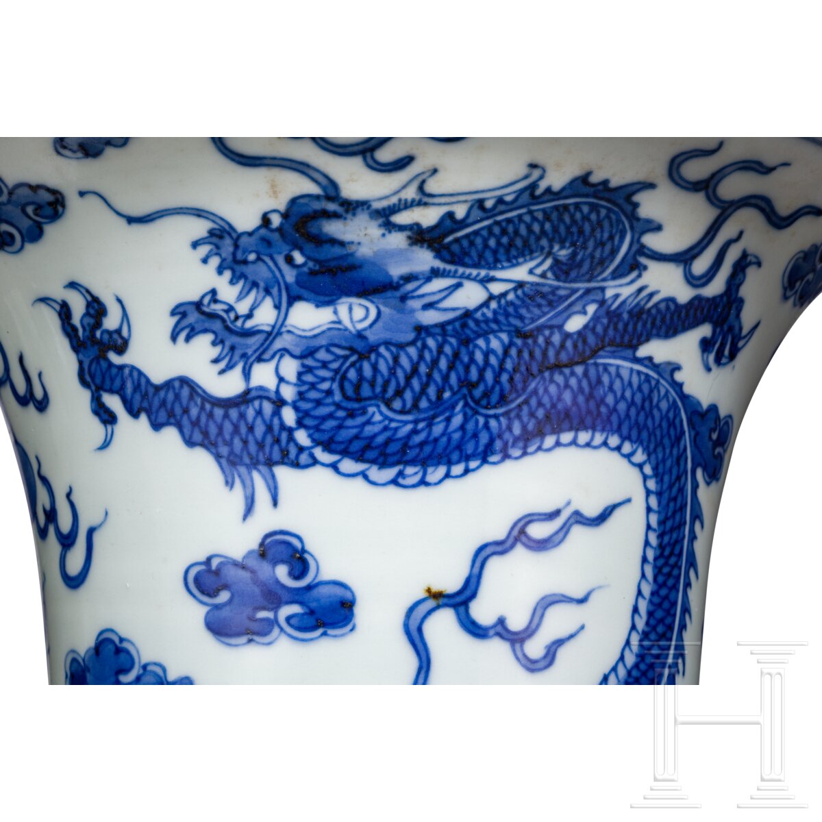 Große blau-weiße Gu-Vase mit Phönixen und Drachen, China, wohl Kangxi-Periode (Anfang 18. Jhdt.) - Image 4 of 9