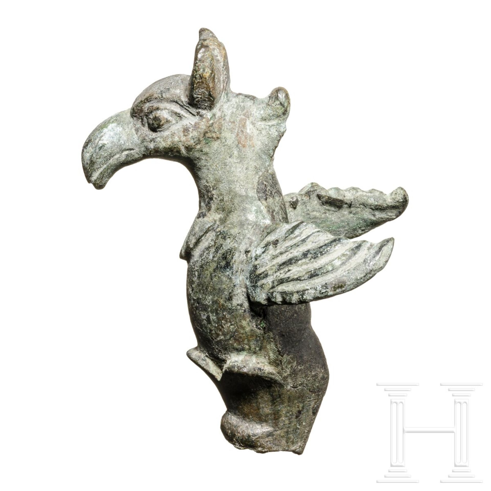 Bronzeplastik eines Greifs, römisch, 2. - 3. Jhdt.  - Bild 2 aus 4