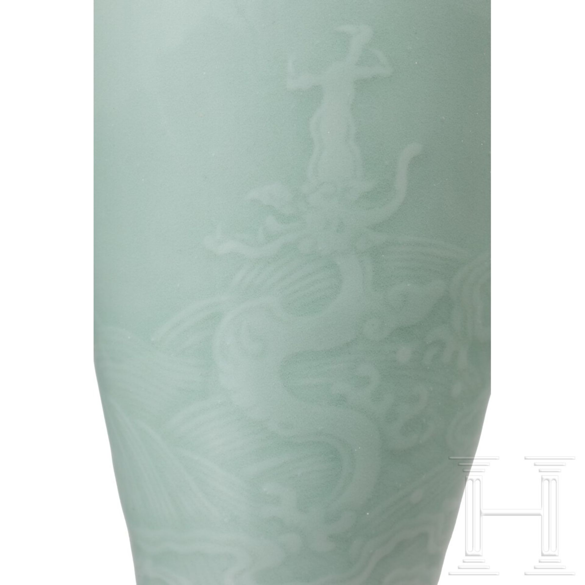 Kleine Seladon-Vase, China, wahrscheinlich 19./20. Jhdt.  - Bild 7 aus 15