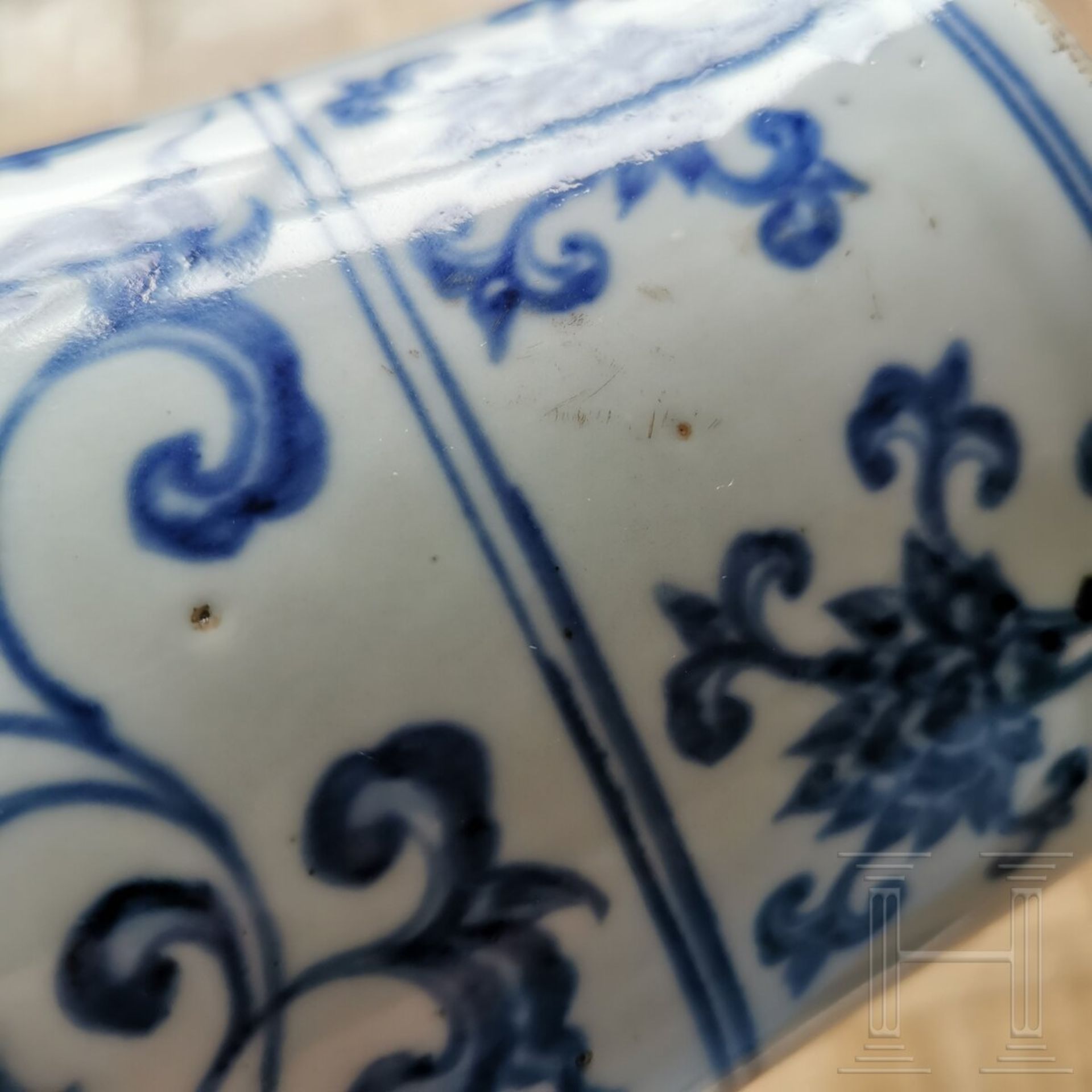 Blau-weiße Meiping-Vase im Ming-Stil, China, wahrscheinlich 19./20. Jhdt. - Bild 14 aus 16