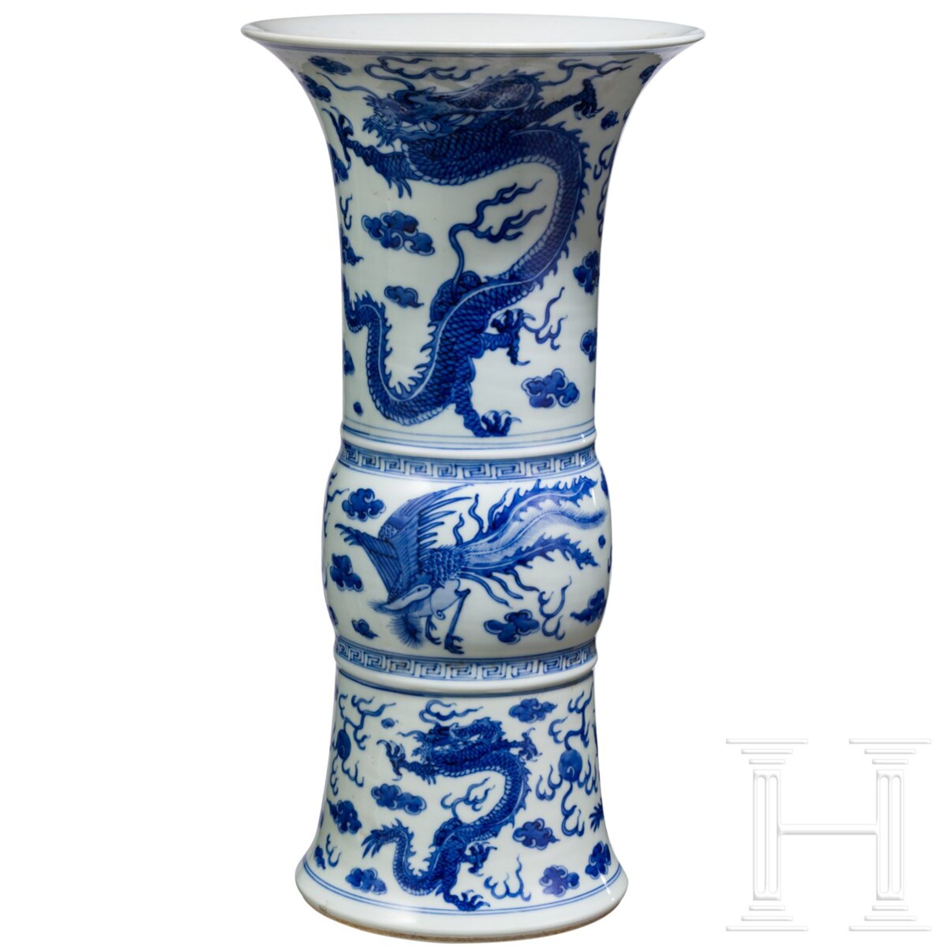Große blau-weiße Gu-Vase mit Phönixen und Drachen, China, wohl Kangxi-Periode (Anfang 18. Jhdt.) - Bild 2 aus 9