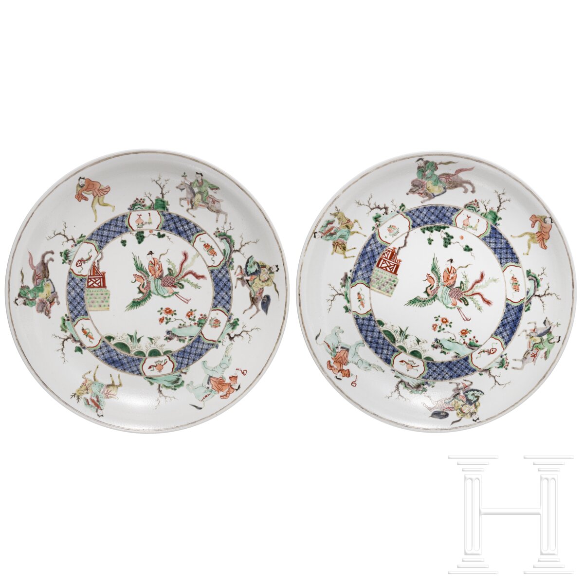 Zwei große Famille-verte-Teller mit figürlichem Dekor, China, wohl Kangxi-Periode (18. Jhdt.)