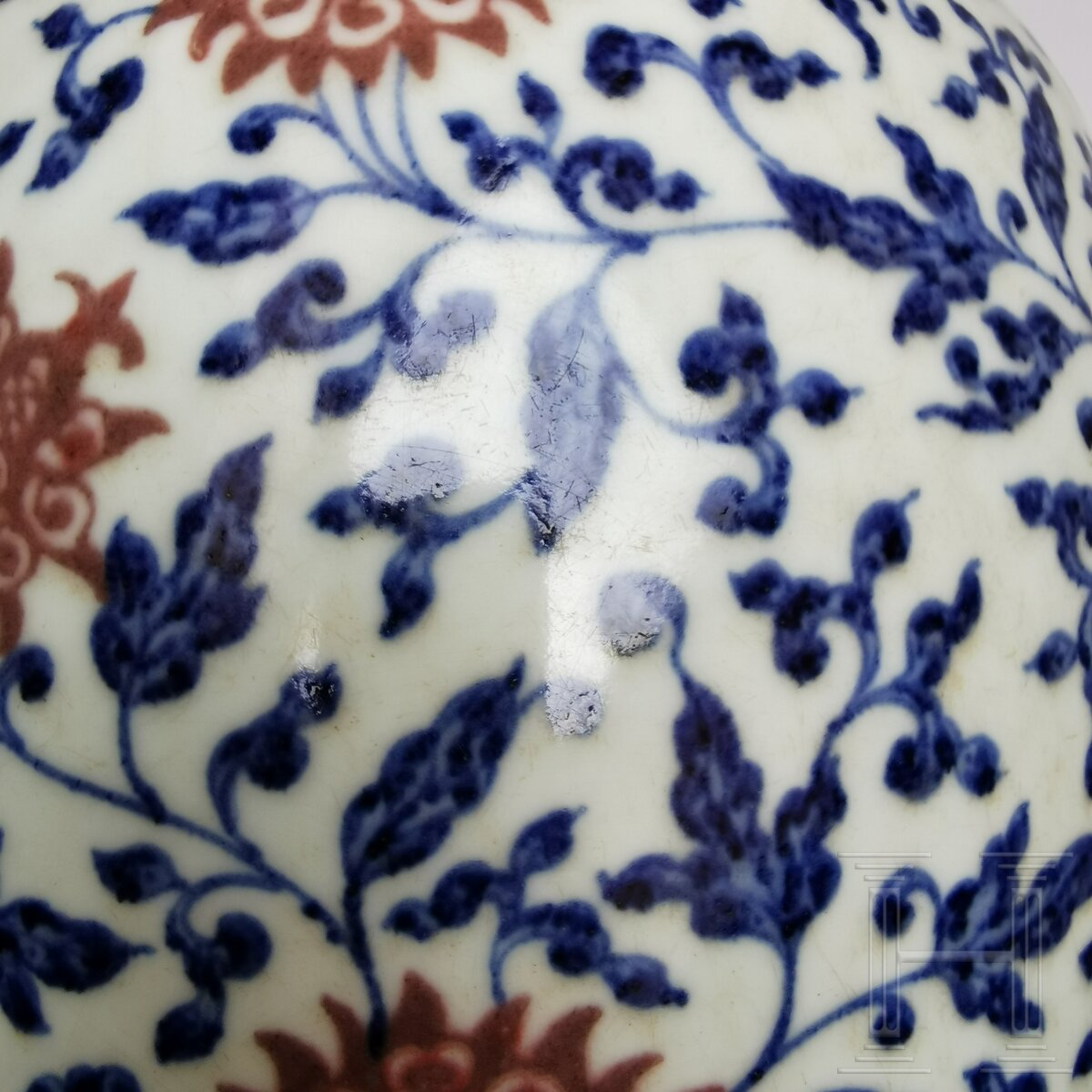 Große blau-weiße Vase mit kupferroten Lotusblüten, China, wohl Qianglong-Periode - Image 10 of 16
