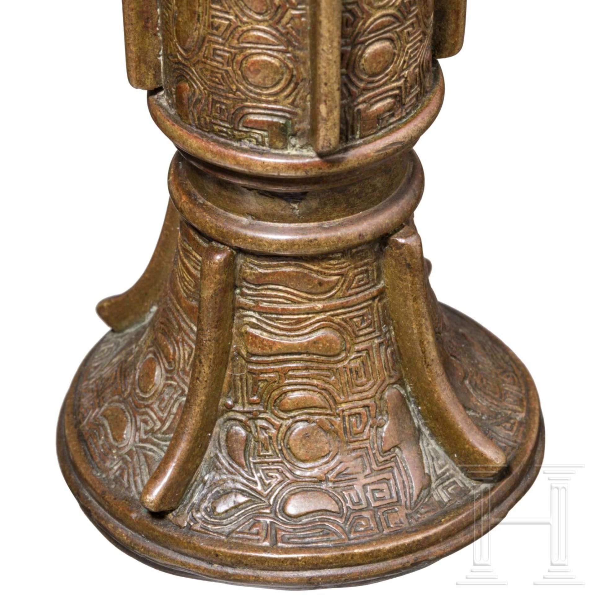 Archaische Gu-Vase aus vergoldeter Bronze, China, Ming-Dynastie, 15./16. Jhdt. - Bild 4 aus 4