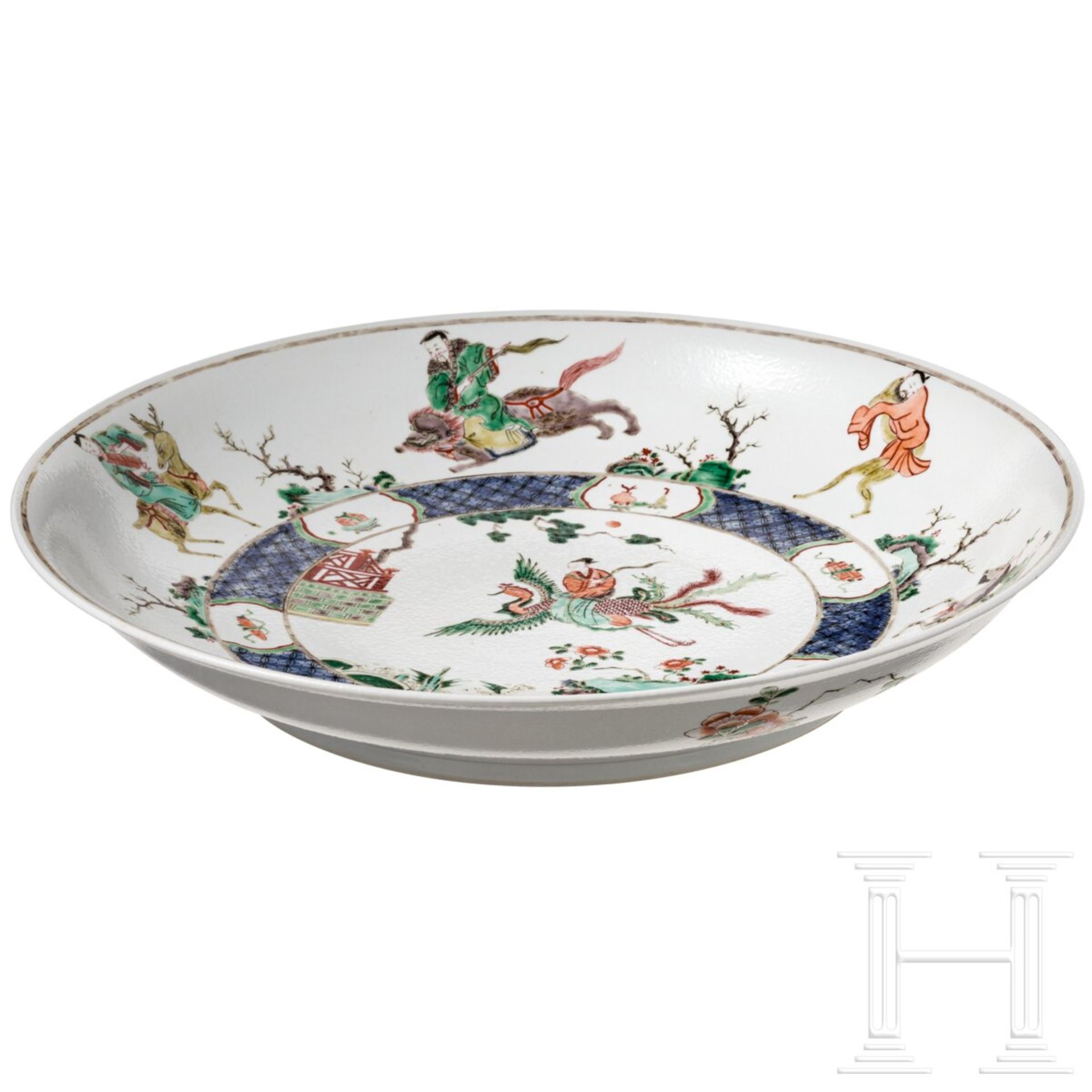 Zwei große Famille-verte-Teller mit figürlichem Dekor, China, wohl Kangxi-Periode (18. Jhdt.) - Image 12 of 41