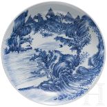 Große blau-weiße Schale mit Landschaftsszenerie, China, wohl Kangxi-Periode