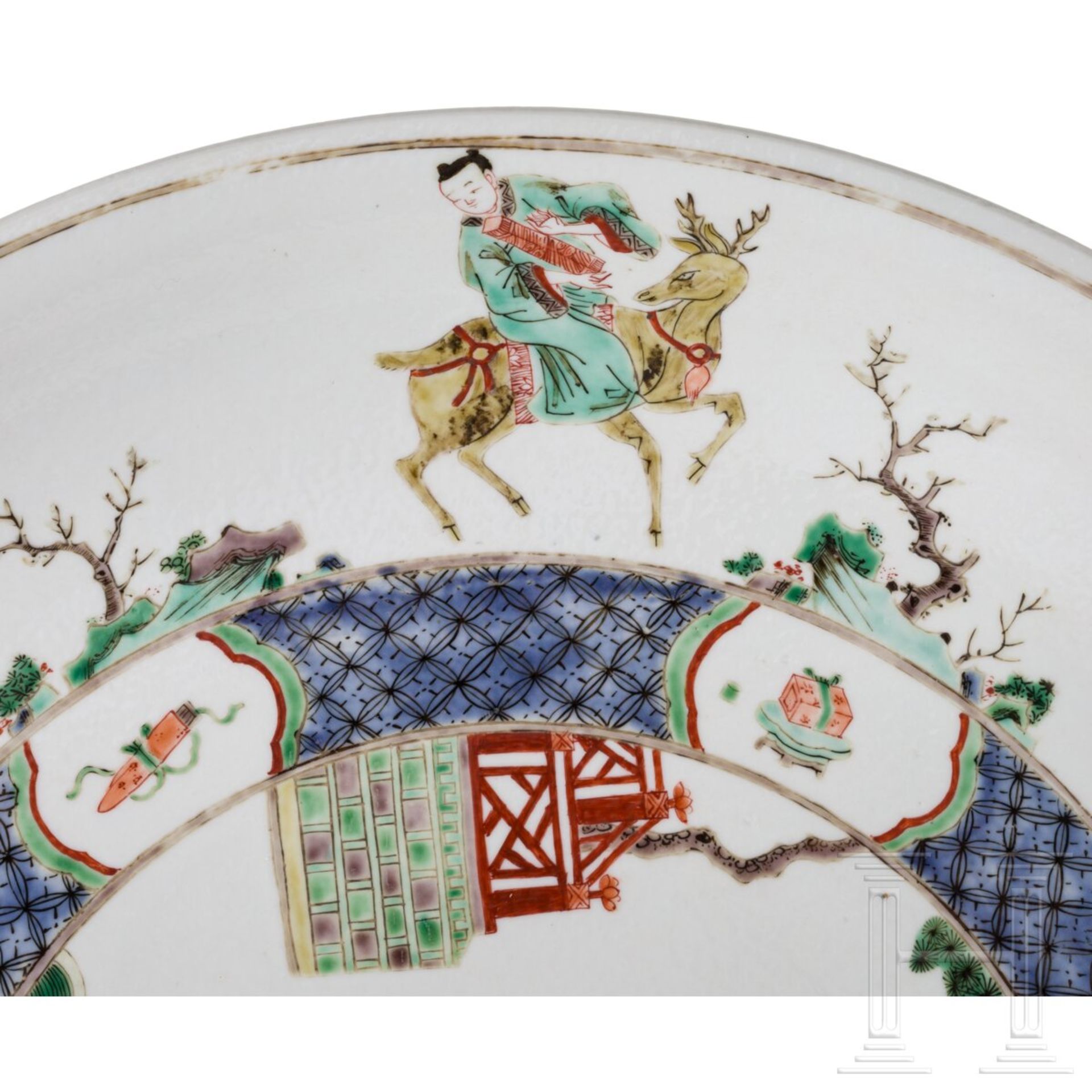 Zwei große Famille-verte-Teller mit figürlichem Dekor, China, wohl Kangxi-Periode (18. Jhdt.) - Image 5 of 41