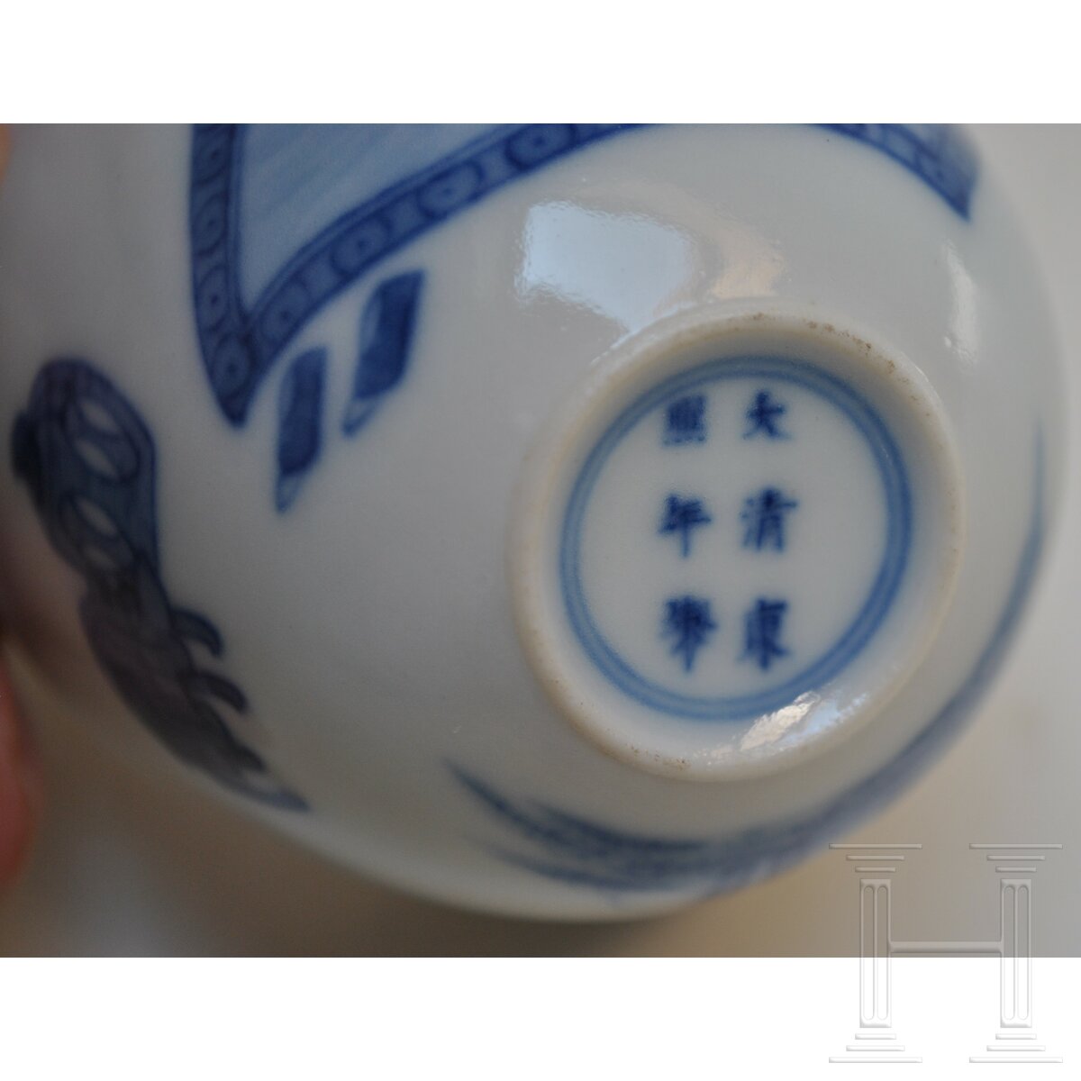 Blau-weißes Koppchen mit erotischer Darstellung und Kangxi-Marke, wohl aus dieser Zeit (18. Jhdt.) - Image 8 of 12