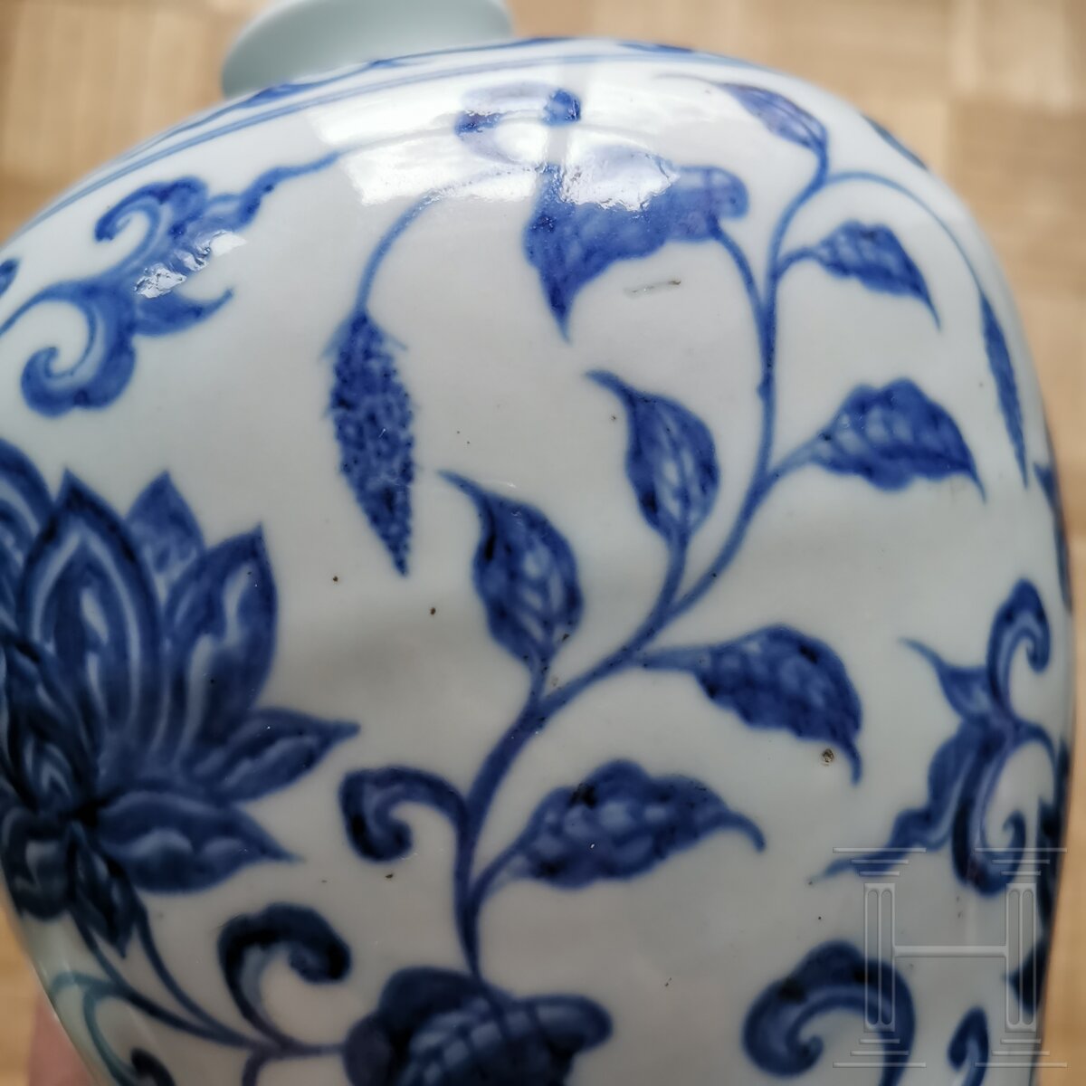 Blau-weiße Meiping-Vase im Ming-Stil, China, wahrscheinlich 19./20. Jhdt. - Image 9 of 16