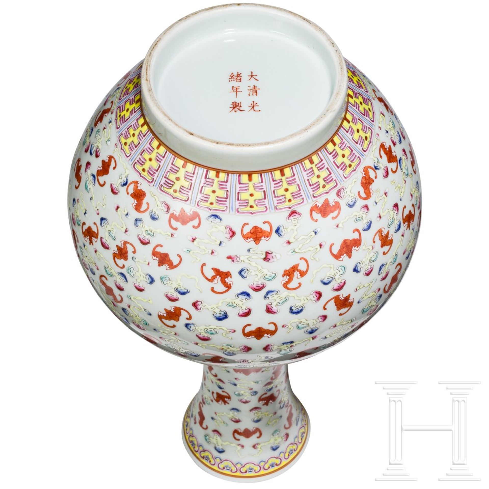 Große Famille-rose-Vase mit Fledermäusen und Guangxu-Sechszeichenmarke, China, wohl aus dieser Zeit - Image 5 of 12