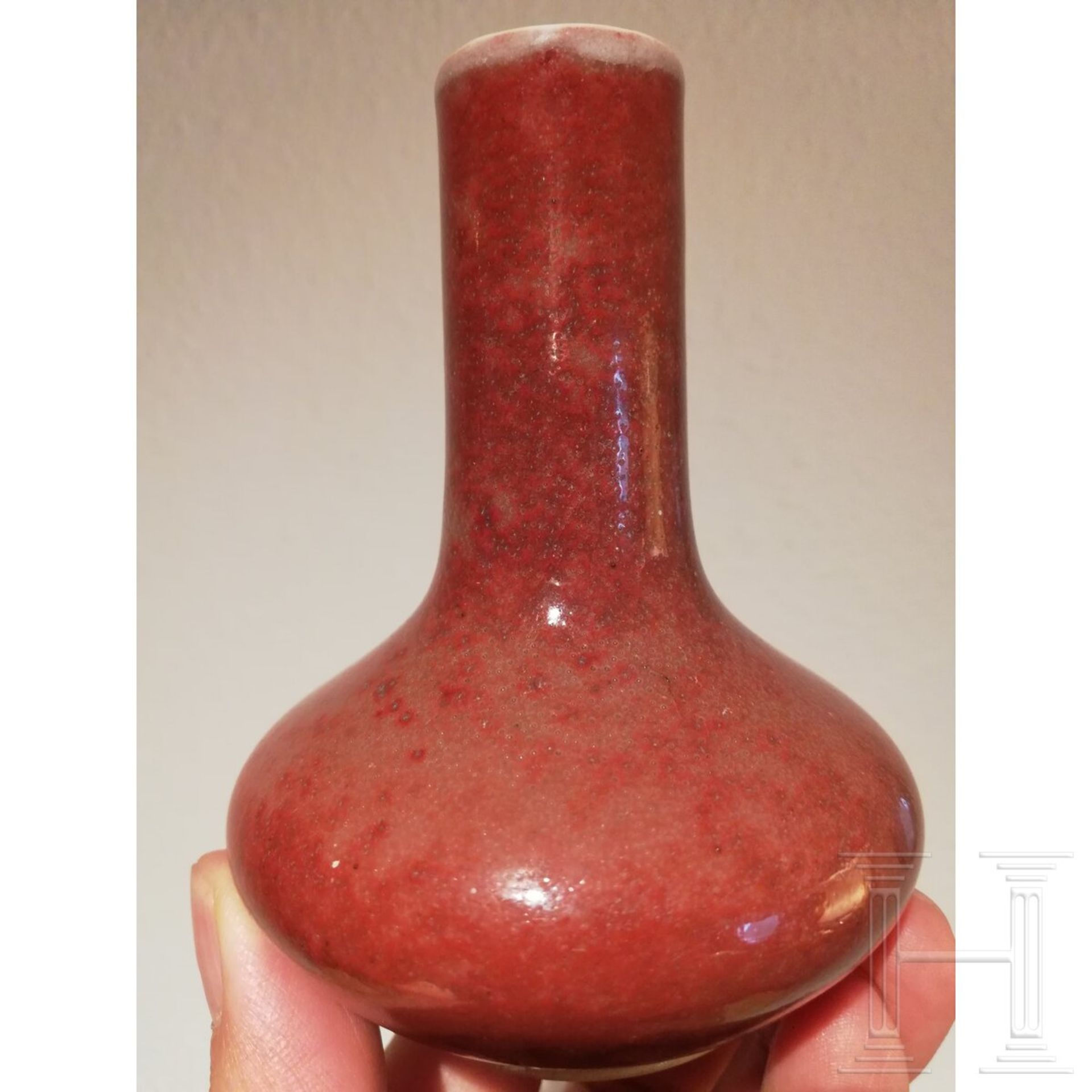 Kleine kupferrot glasierte Vase mit unterglasurblauer Yongzheng-Sechszeichenmarke, 18./19. Jhdt. - Bild 16 aus 16