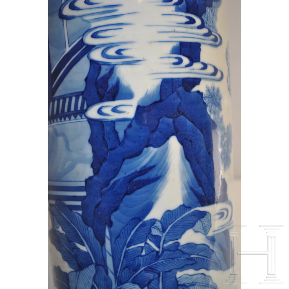 Große blaue-weiße Vase mit Soldatenszene, China, wohl Kangxi-Periode (18. Jhdt.) - Image 18 of 20