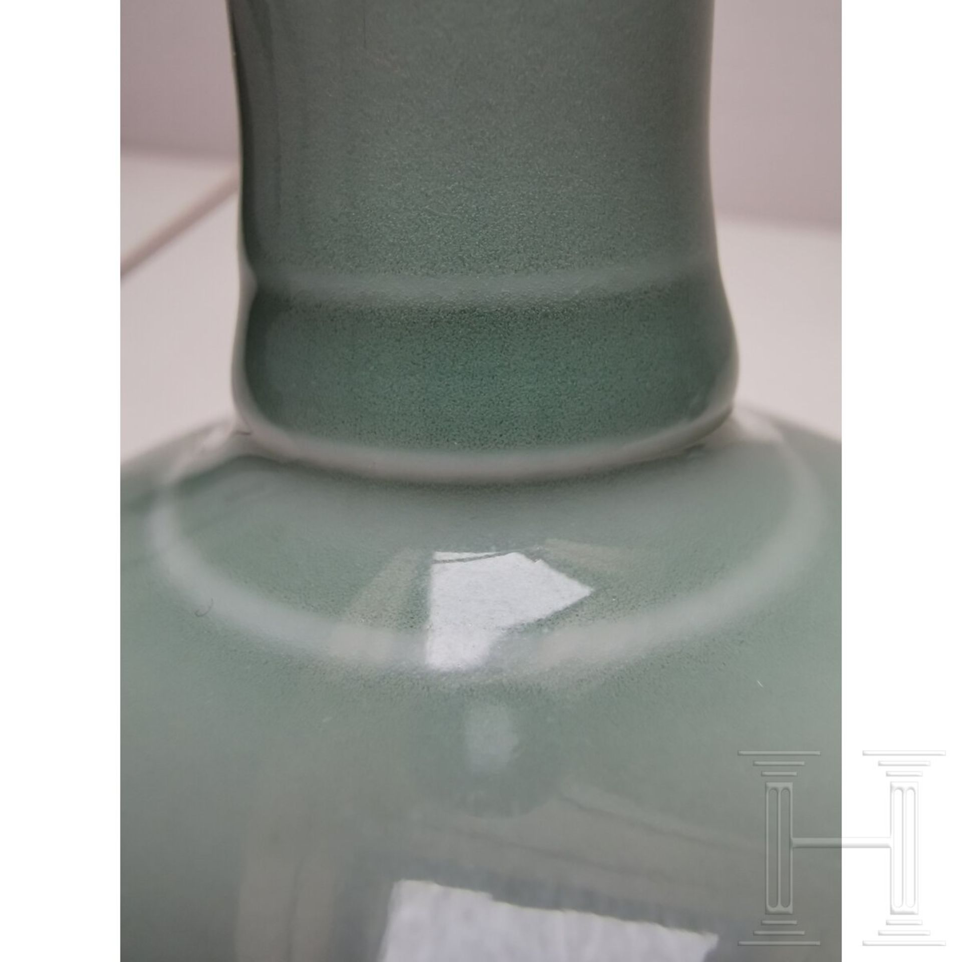 Kleine Seladon-Vase, China, wahrscheinlich 19./20. Jhdt.  - Bild 15 aus 15