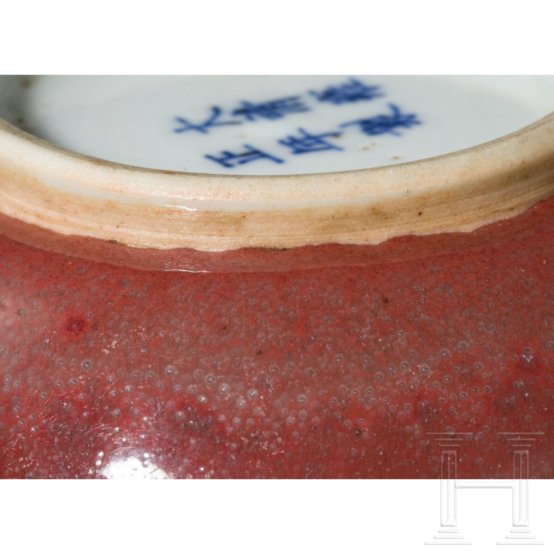 Kleine kupferrot glasierte Vase mit unterglasurblauer Yongzheng-Sechszeichenmarke, 18./19. Jhdt. - Bild 5 aus 16
