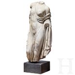 Klassizistische Marmorstatue nach dem Vorbild der hochklassischen Aphrodite des Typus "Fréjus", um 1