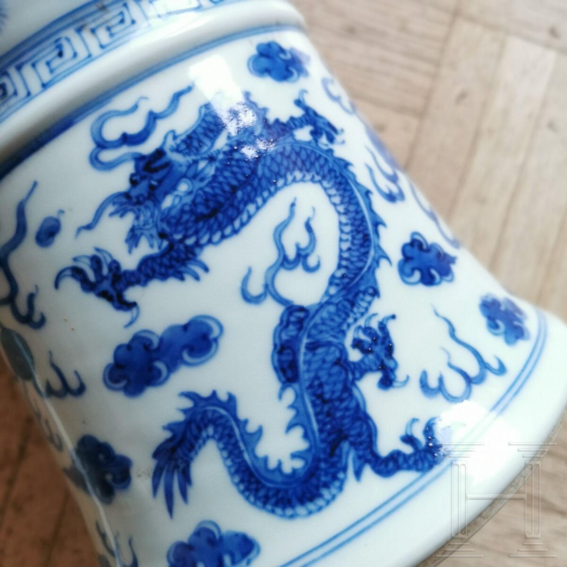 Große blau-weiße Gu-Vase mit Phönixen und Drachen, China, wohl Kangxi-Periode (Anfang 18. Jhdt.) - Bild 9 aus 9