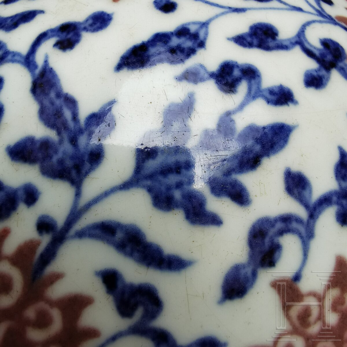 Große blau-weiße Vase mit kupferroten Lotusblüten, China, wohl Qianglong-Periode - Image 9 of 16