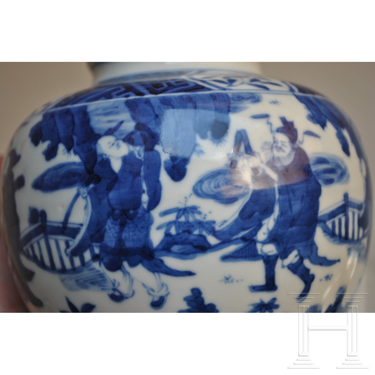 Blau-weiße Vase mit figürlicher Szene mit Wanli-Sechszeichenmarke, China, wahrscheinlich aus dieser - Image 11 of 18