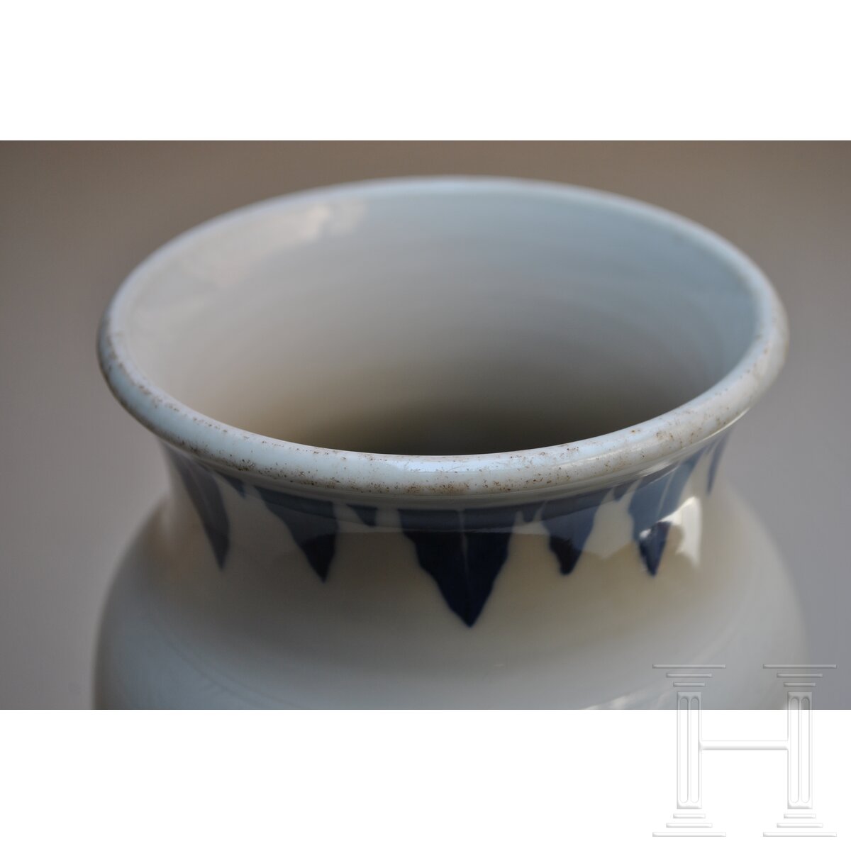 Große blaue-weiße Vase mit Soldatenszene, China, wohl Kangxi-Periode (18. Jhdt.) - Image 19 of 20