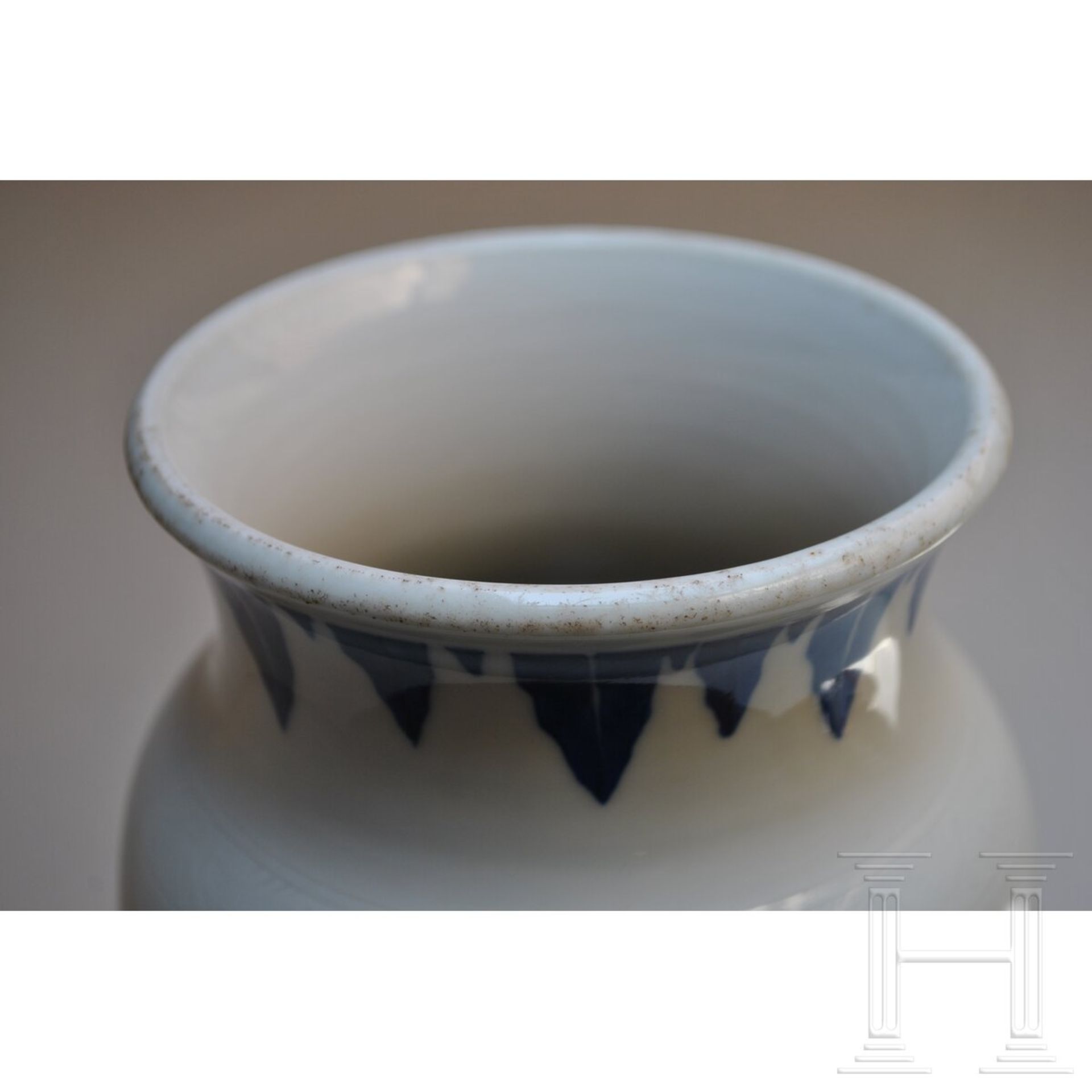 Große blaue-weiße Vase mit Soldatenszene, China, wohl Kangxi-Periode (18. Jhdt.) - Bild 19 aus 20