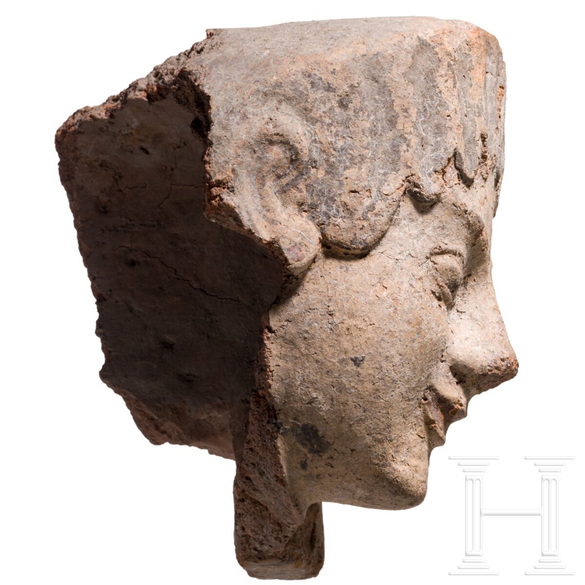 Antefix aus Ton mit Bemalungsresten, etruskisch, spätes 6. Jhdt. v. Chr. - Bild 3 aus 5
