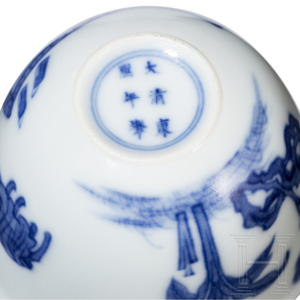 Blau-weißes Koppchen mit erotischer Darstellung und Kangxi-Marke, wohl aus dieser Zeit (18. Jhdt.) - Image 4 of 12