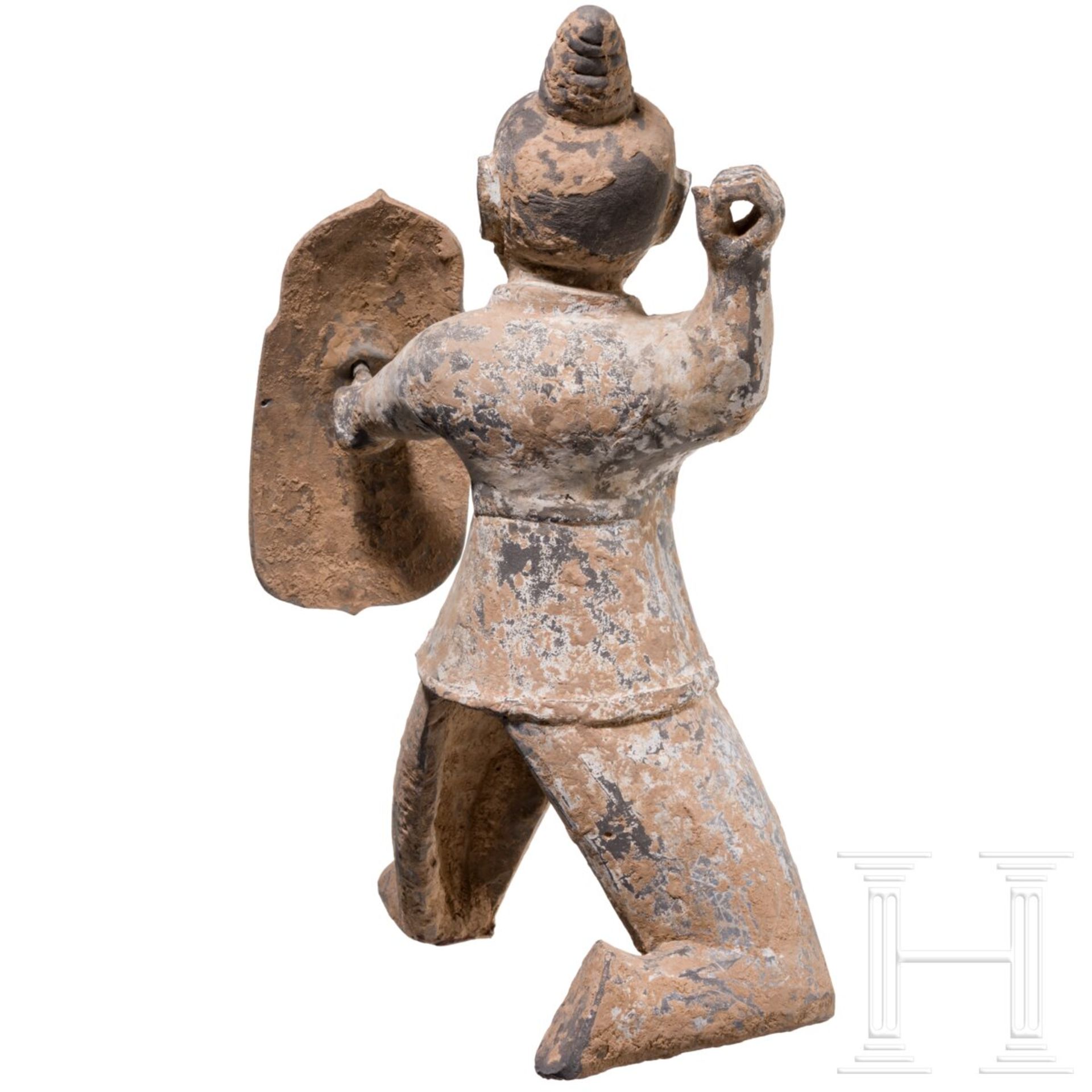 Figur eines Kriegers, China, Han-Zeit, um 220 n. Chr. - Bild 2 aus 7